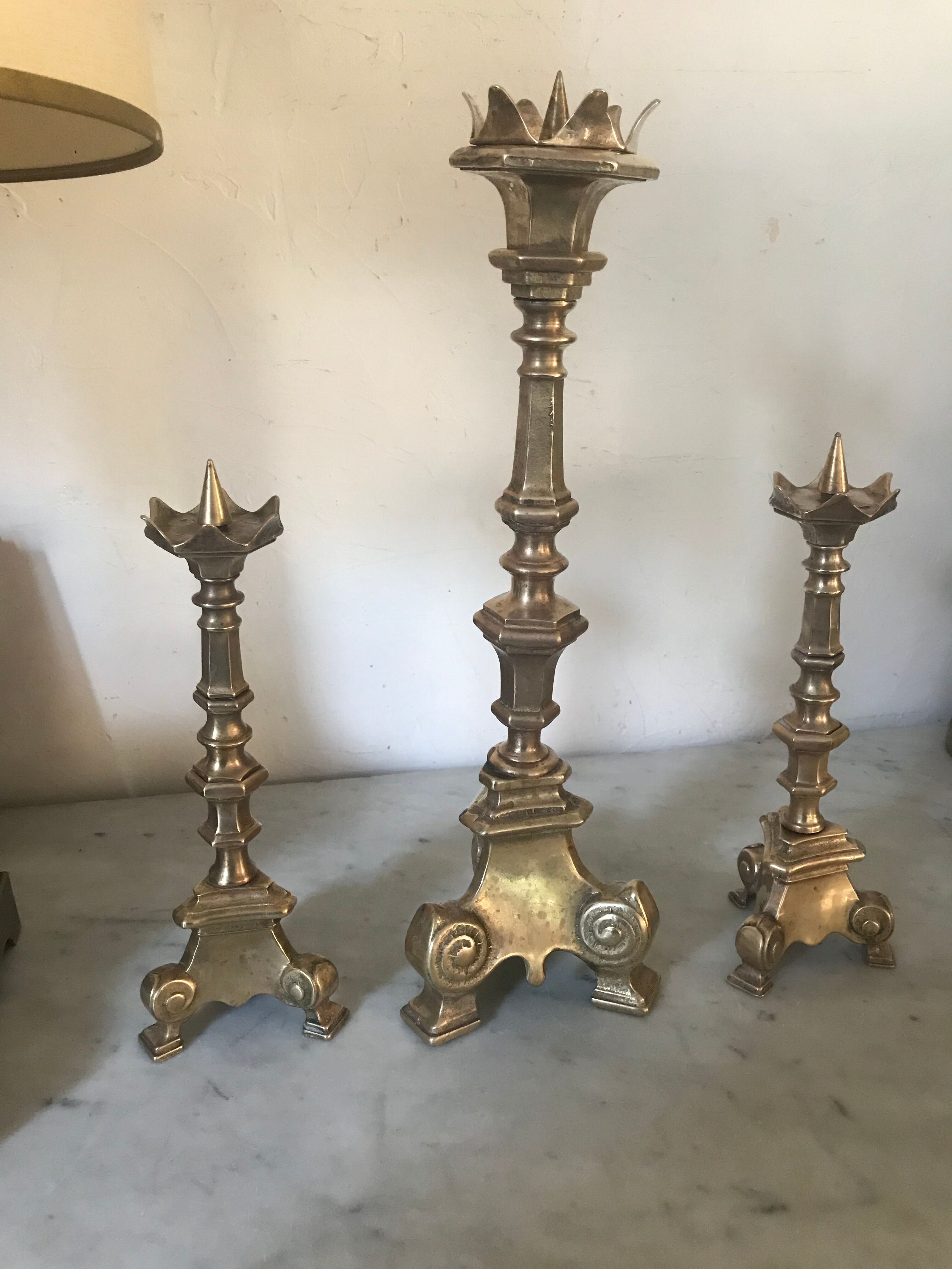 Lot de 3 bougeoirs tripodes en bronze doré