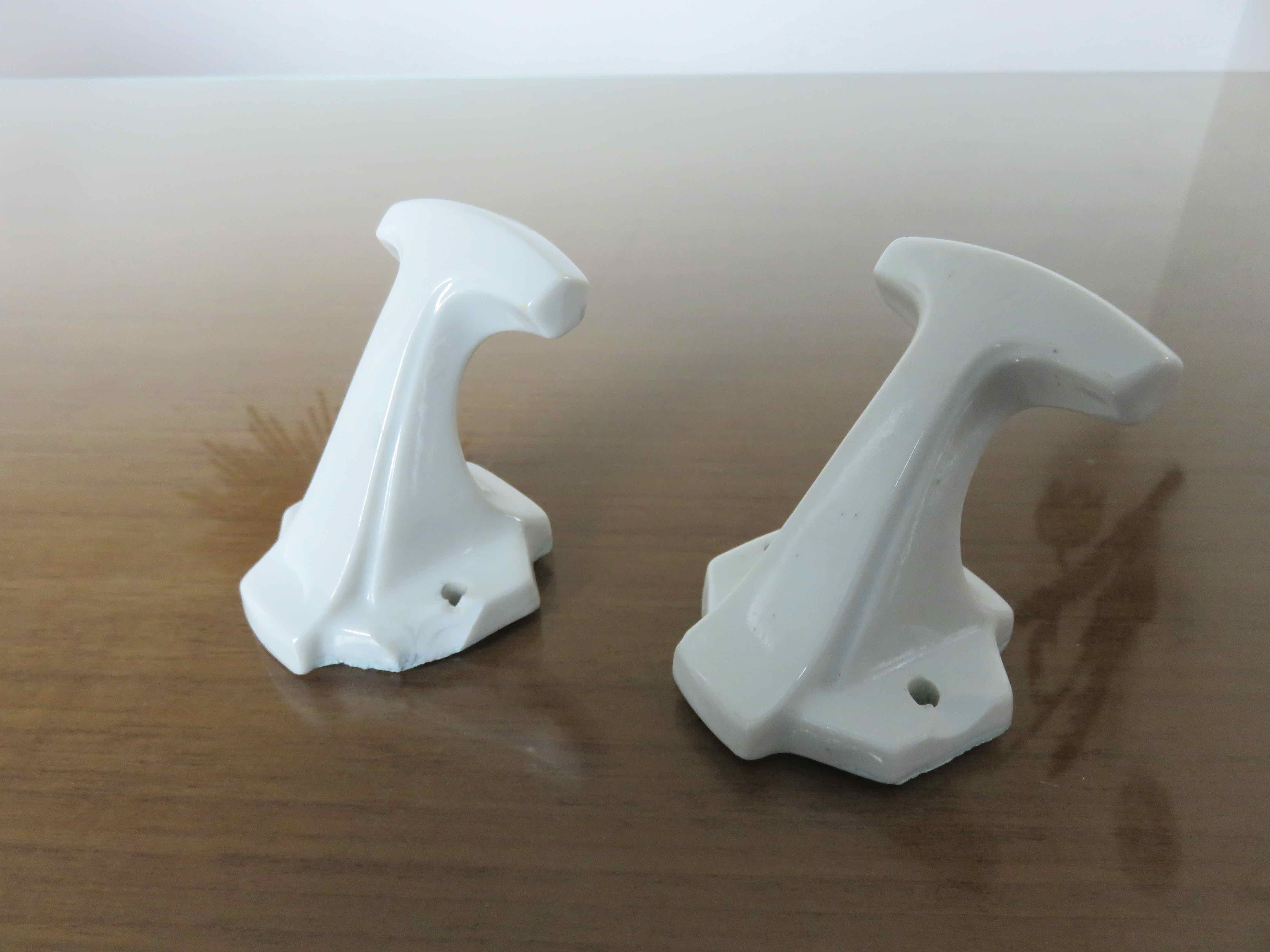 Paire de patères en porcelaine blanche Art Deco années 30 40