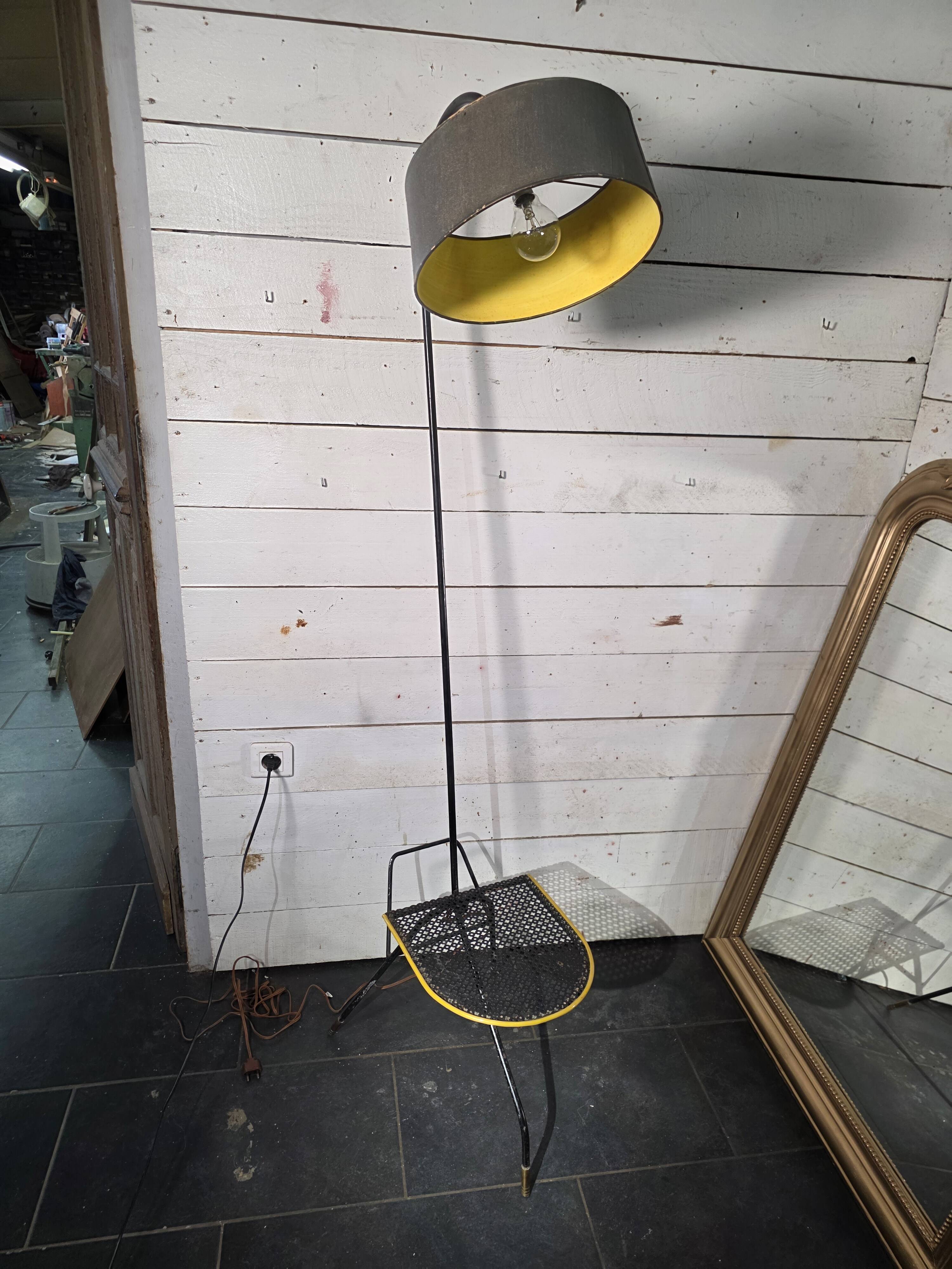 Lampadaire tripode style Matégot années 50