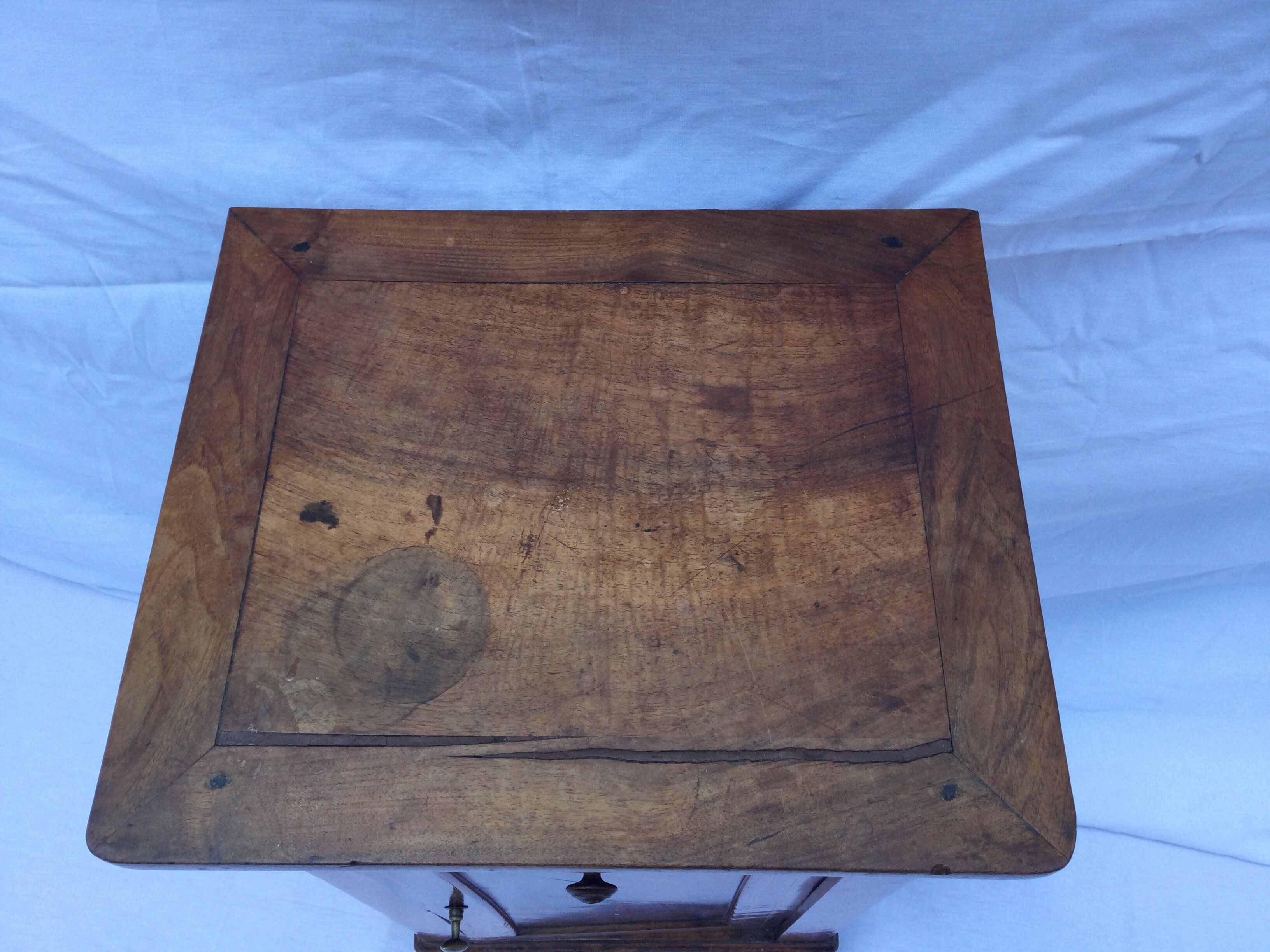 Table de nuit de style louis philippe
