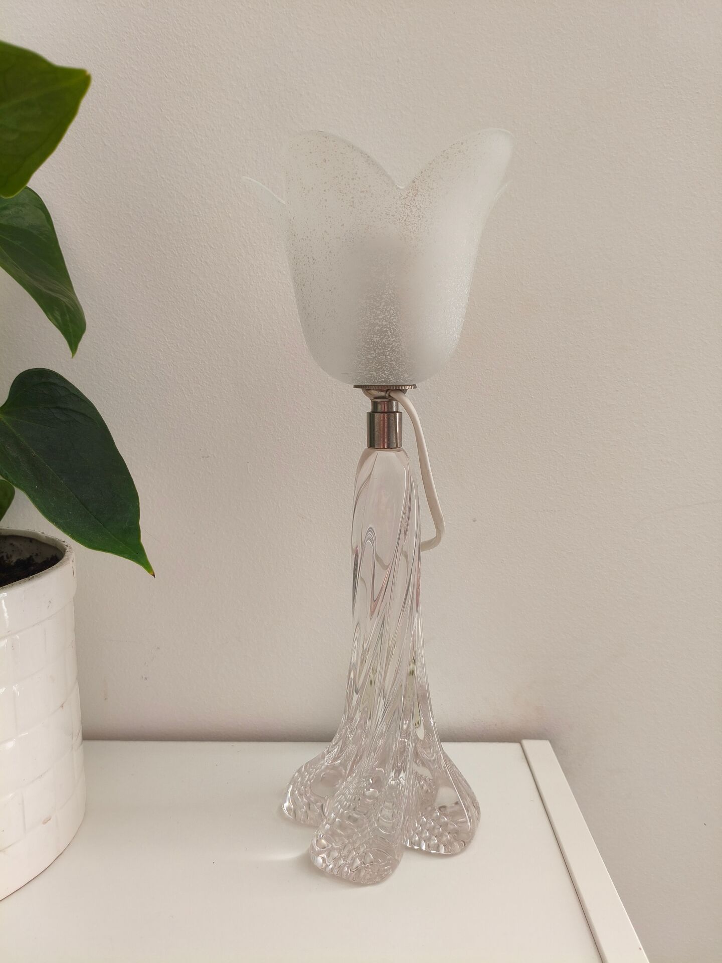 Vintage table lamp – twisted solid glass base & tulip shade