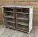 Vitrine en teck birman avec portes coulissantes
