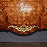 Commode de style Louis XV en marqueterie de cube