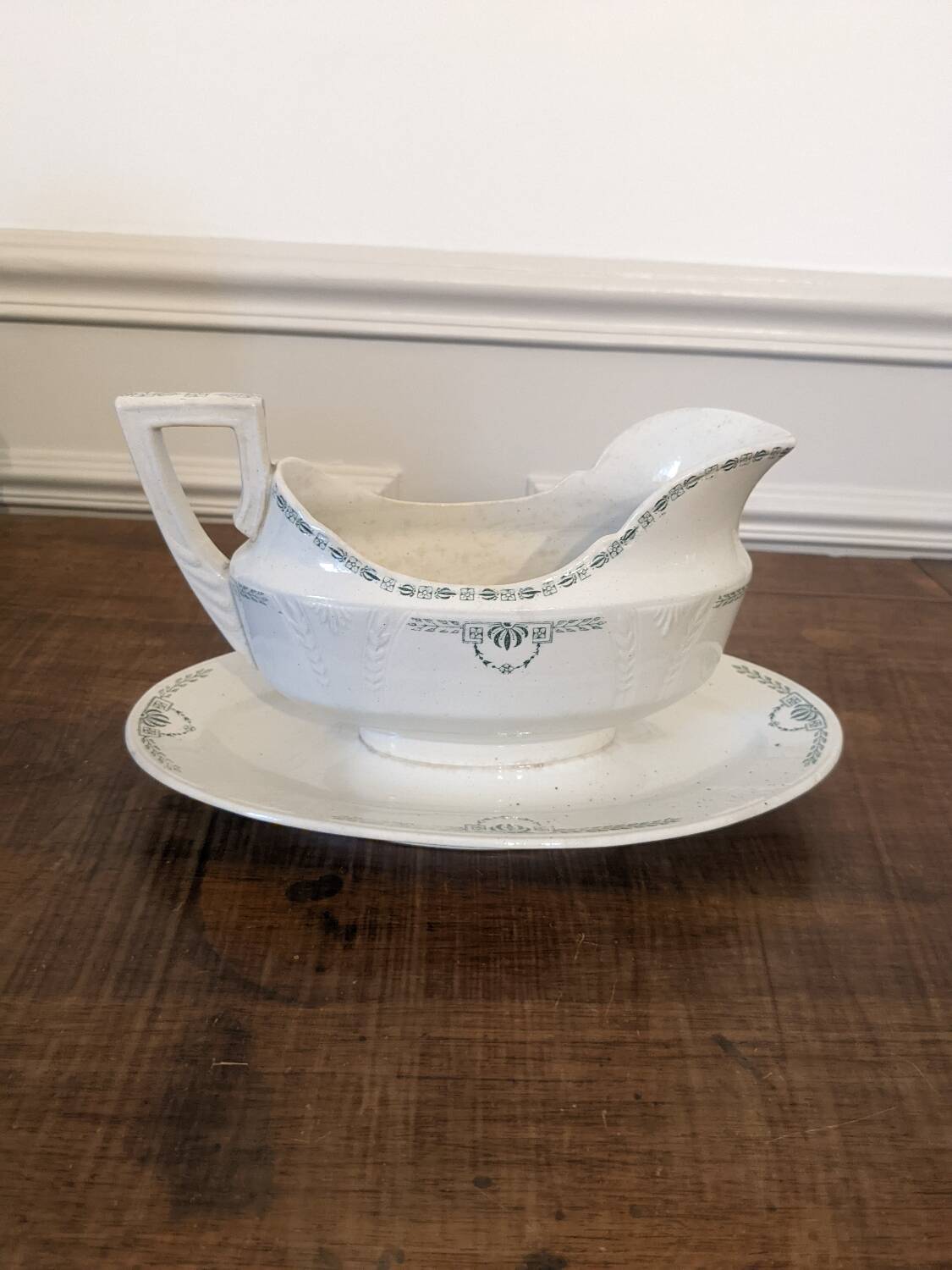 Clara sauceboat, Gien, iron earth