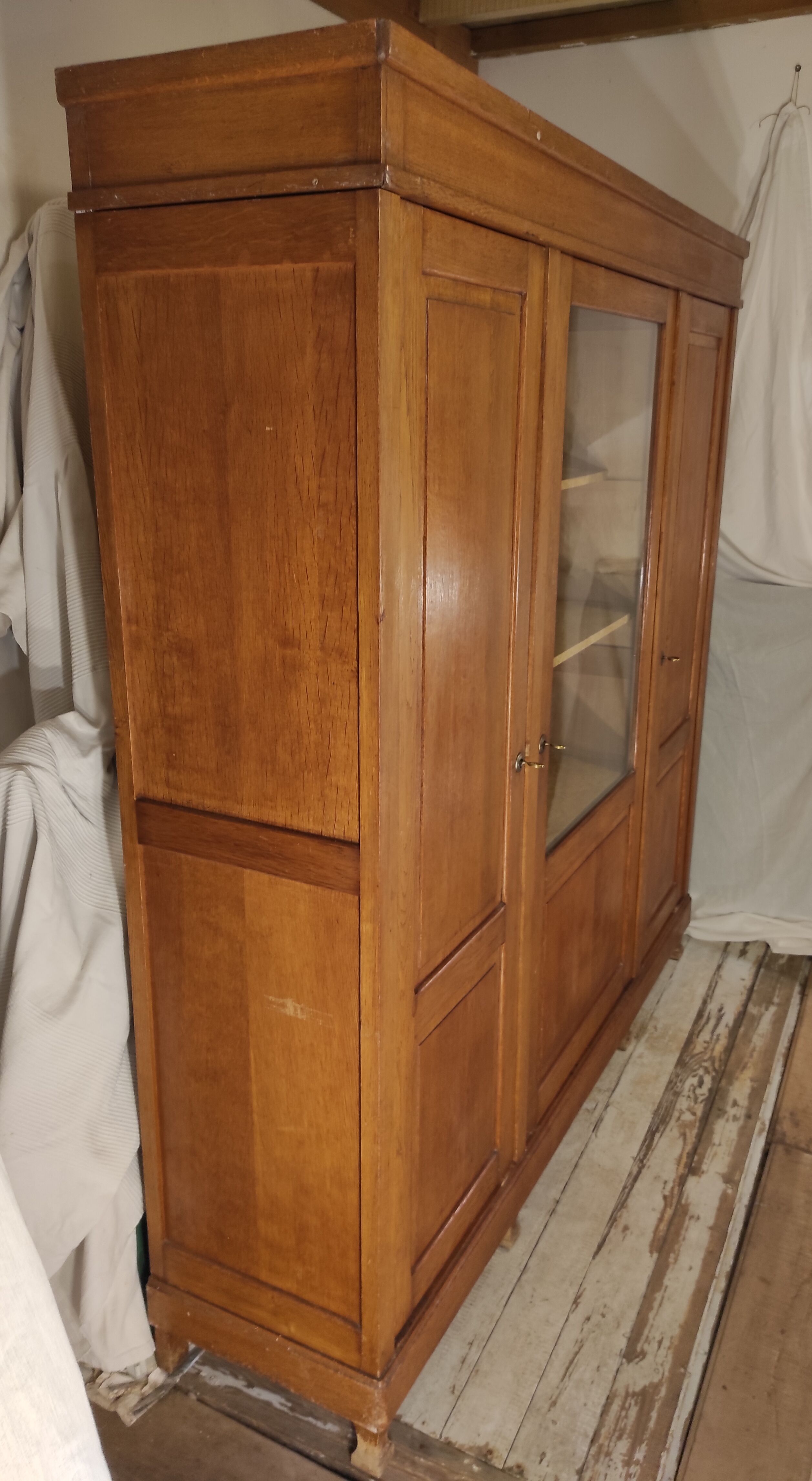 Trade library with showcase