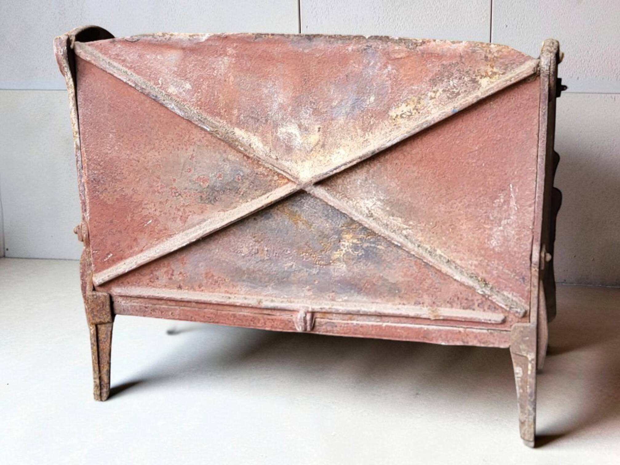 Log holder / Cast iron fire basket