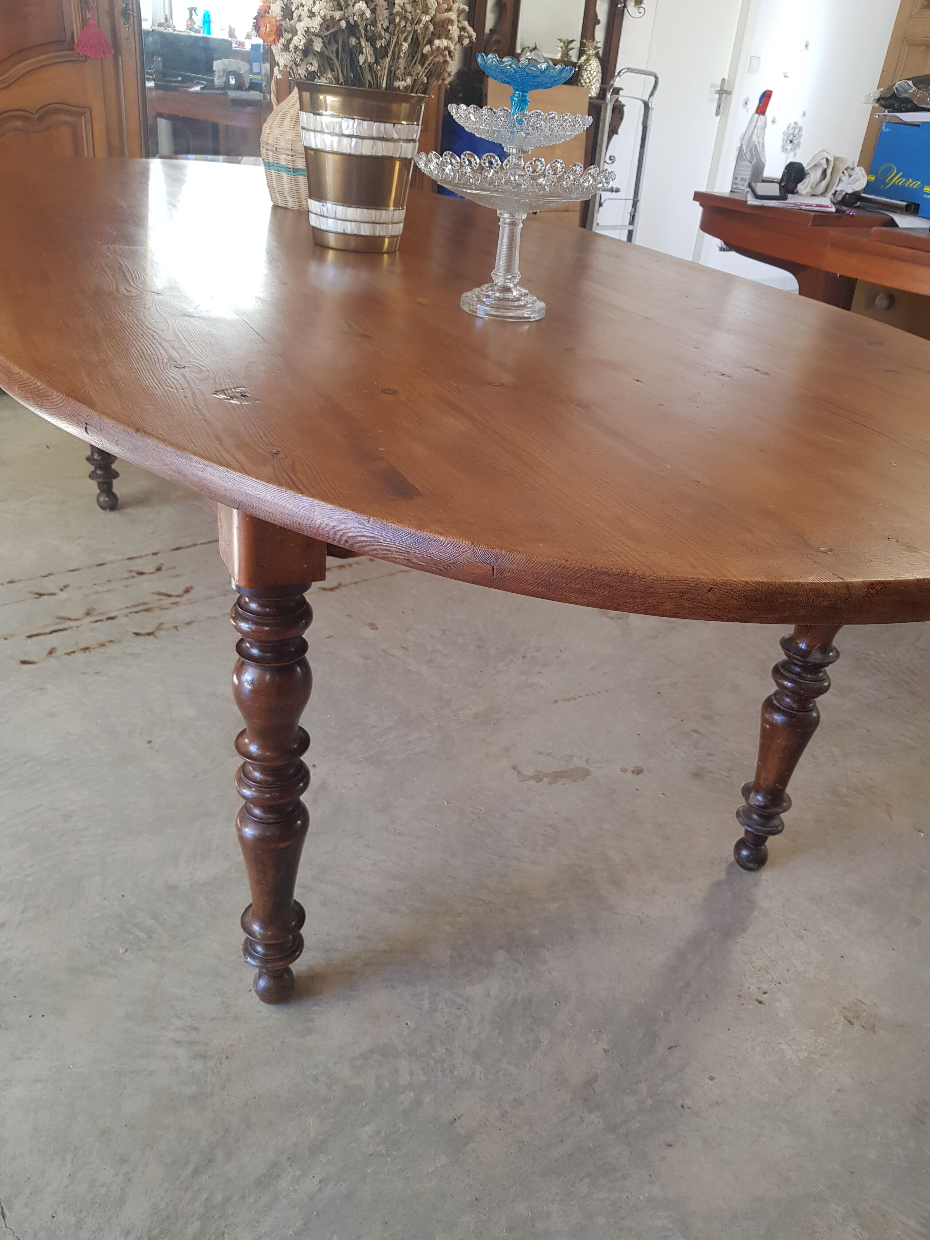 Oval farm table