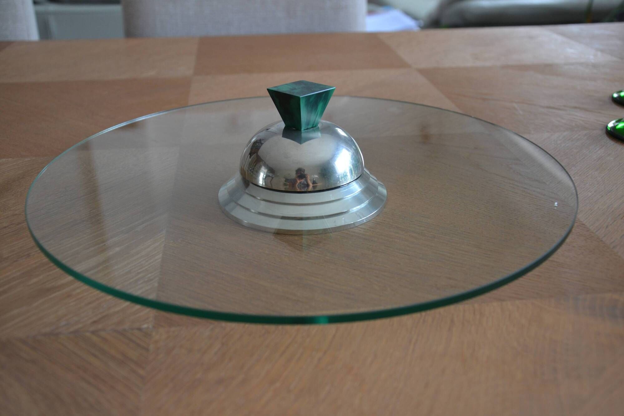 Rotating tray of the Manor's tin