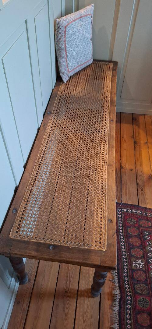 Banquette en bois et cannage