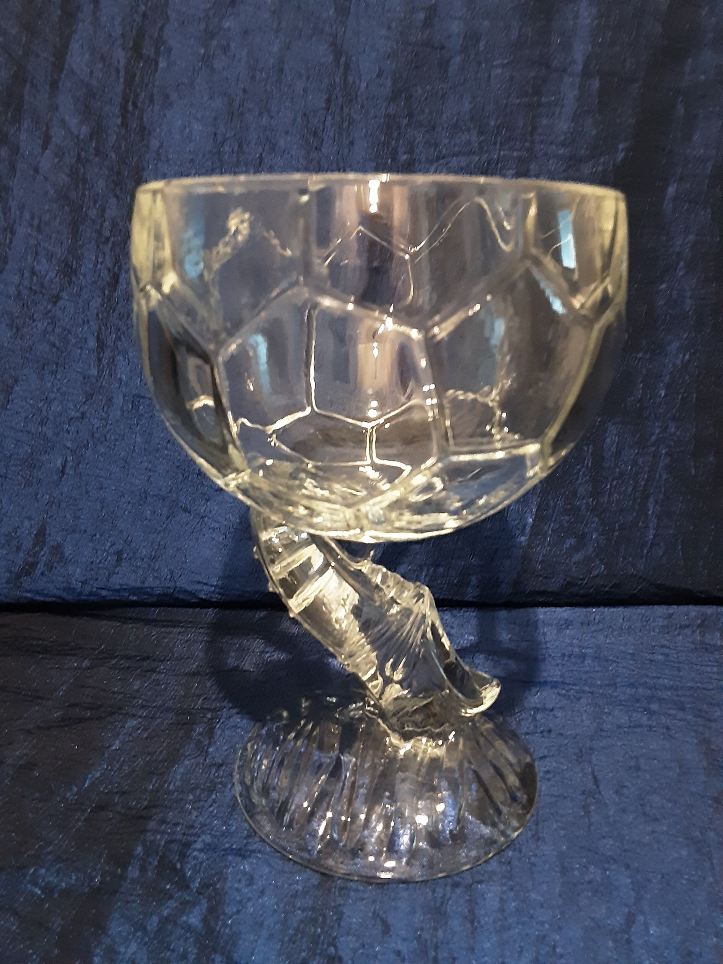 Pot with opaline lid