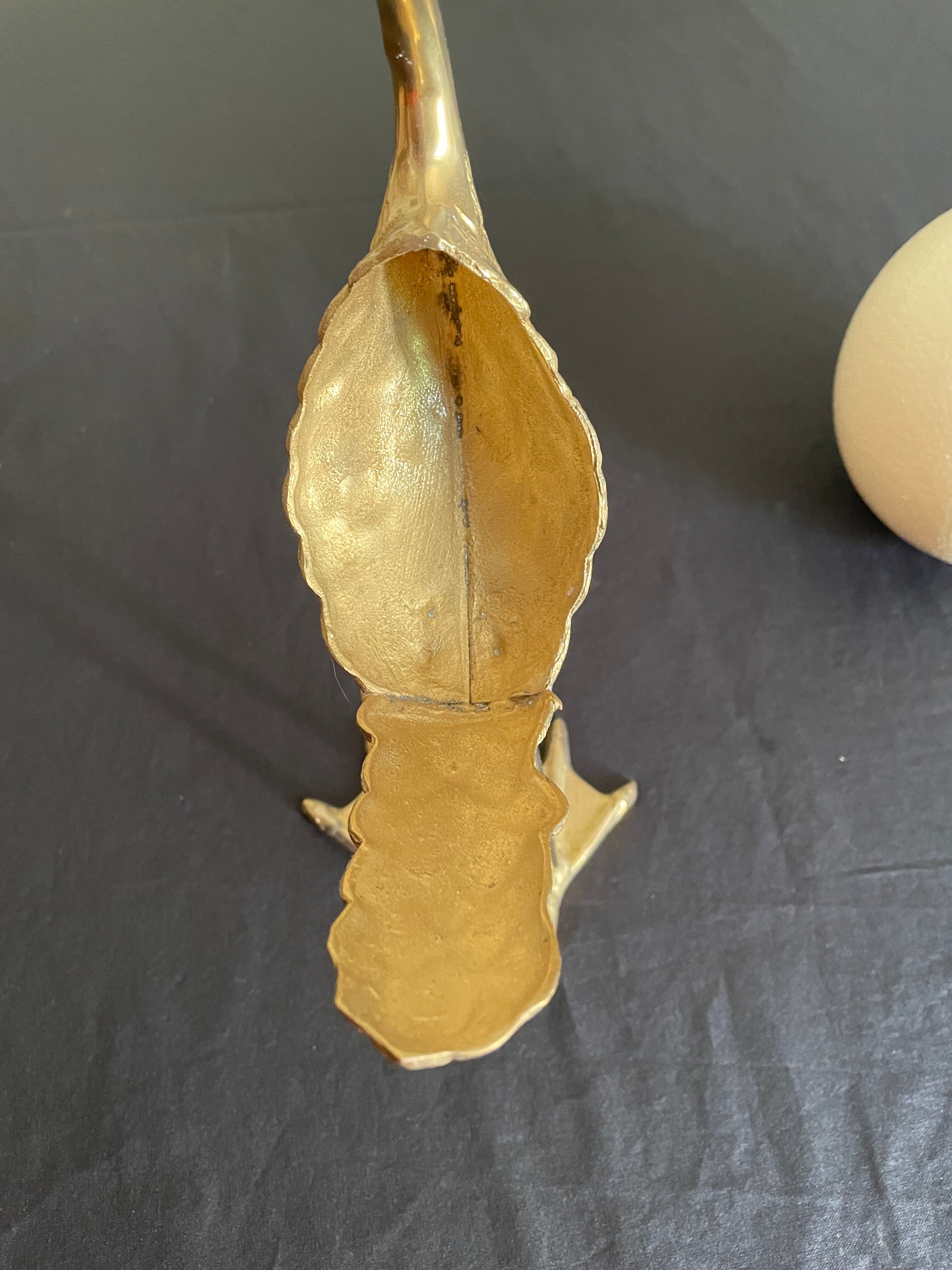Oiseau en laiton et œuf d’autruche