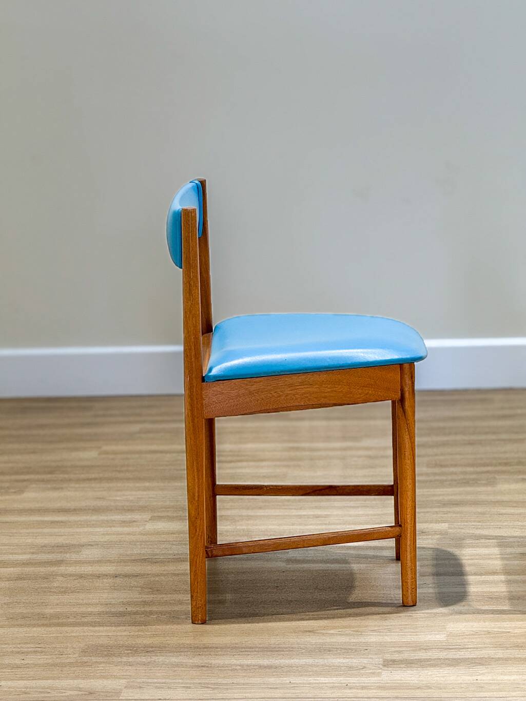 7 chaises de salle à manger McIntosh en vinyle bleu