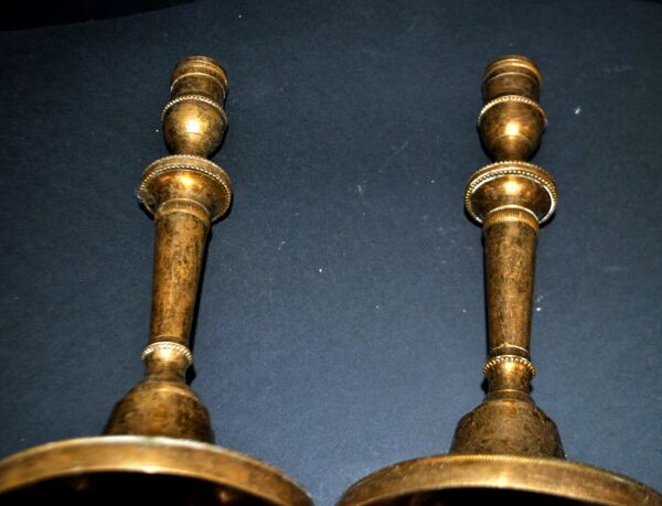 Lot de 2 bougeoirs balustre anciens en bronze – Paire de chandeliers XIXe siècle godron perle