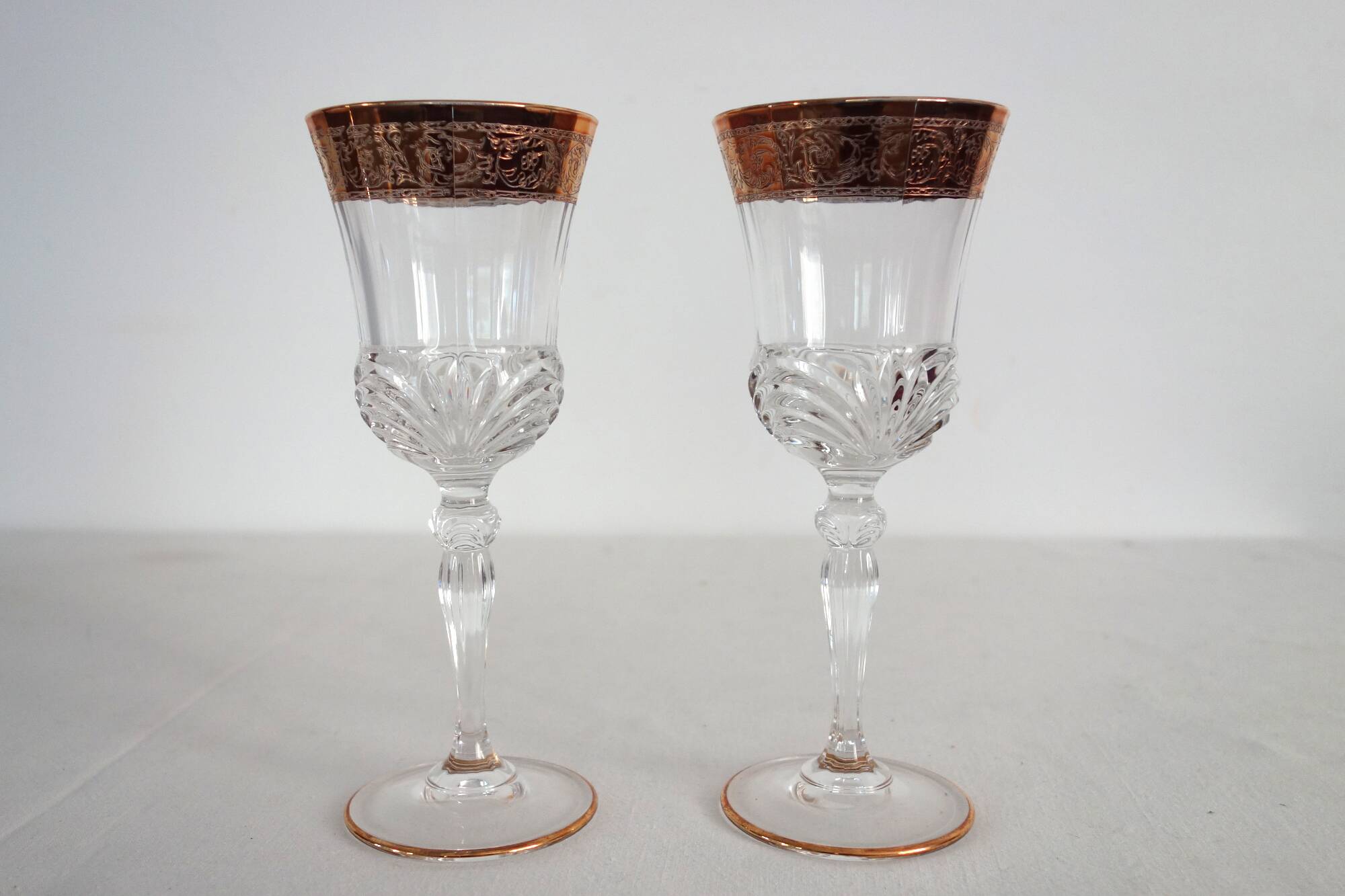 2 verres à vin dorés en cristal modèle Aurea par Royal crystal rock, Italie