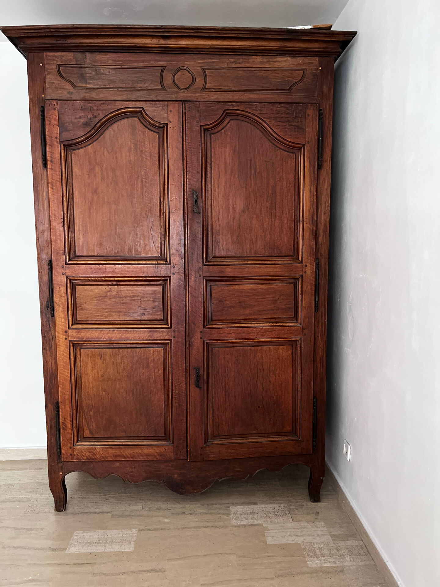Antique Louis XIV wardrobe in solid cherry – Late 18th century – At