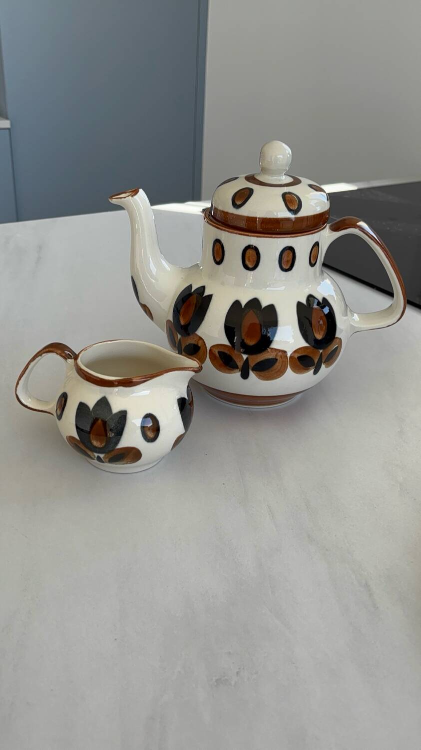Boch La Louvière teapot and milk jug, kimono pattern