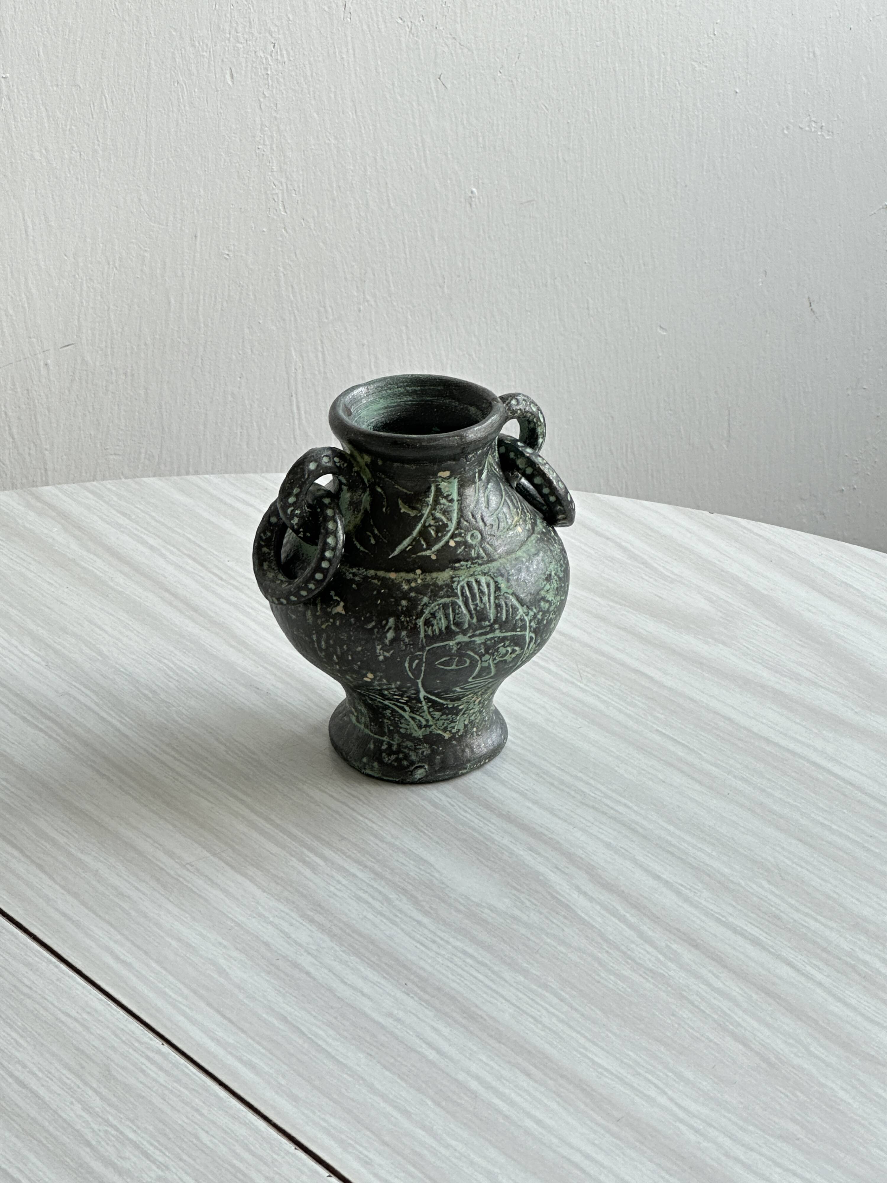 Green face vase.