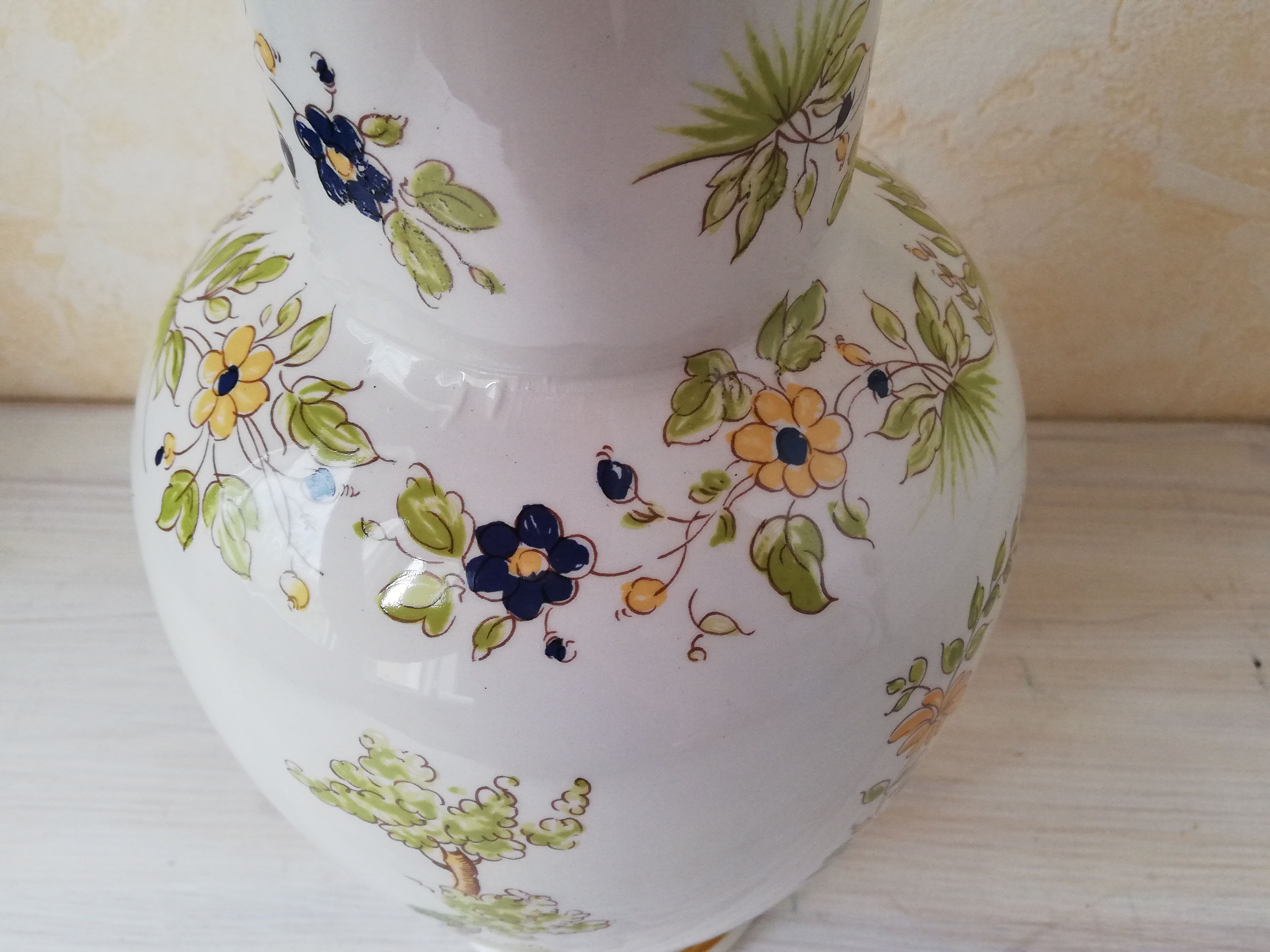 Vase old Moustier eighteenth century