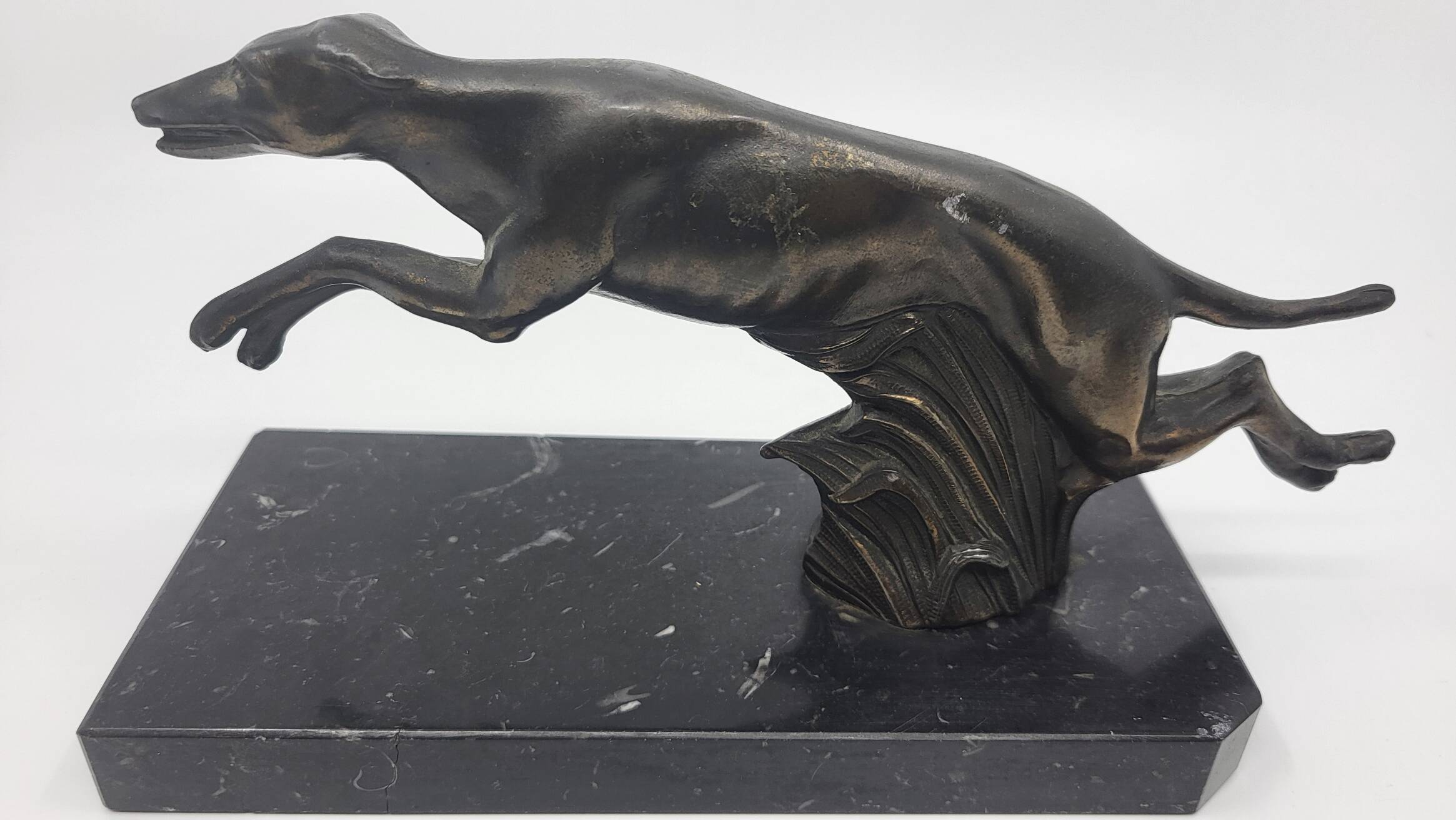 Pair of bookends, greyhounds in babbitt on black marble, Art Deco early 20th century
