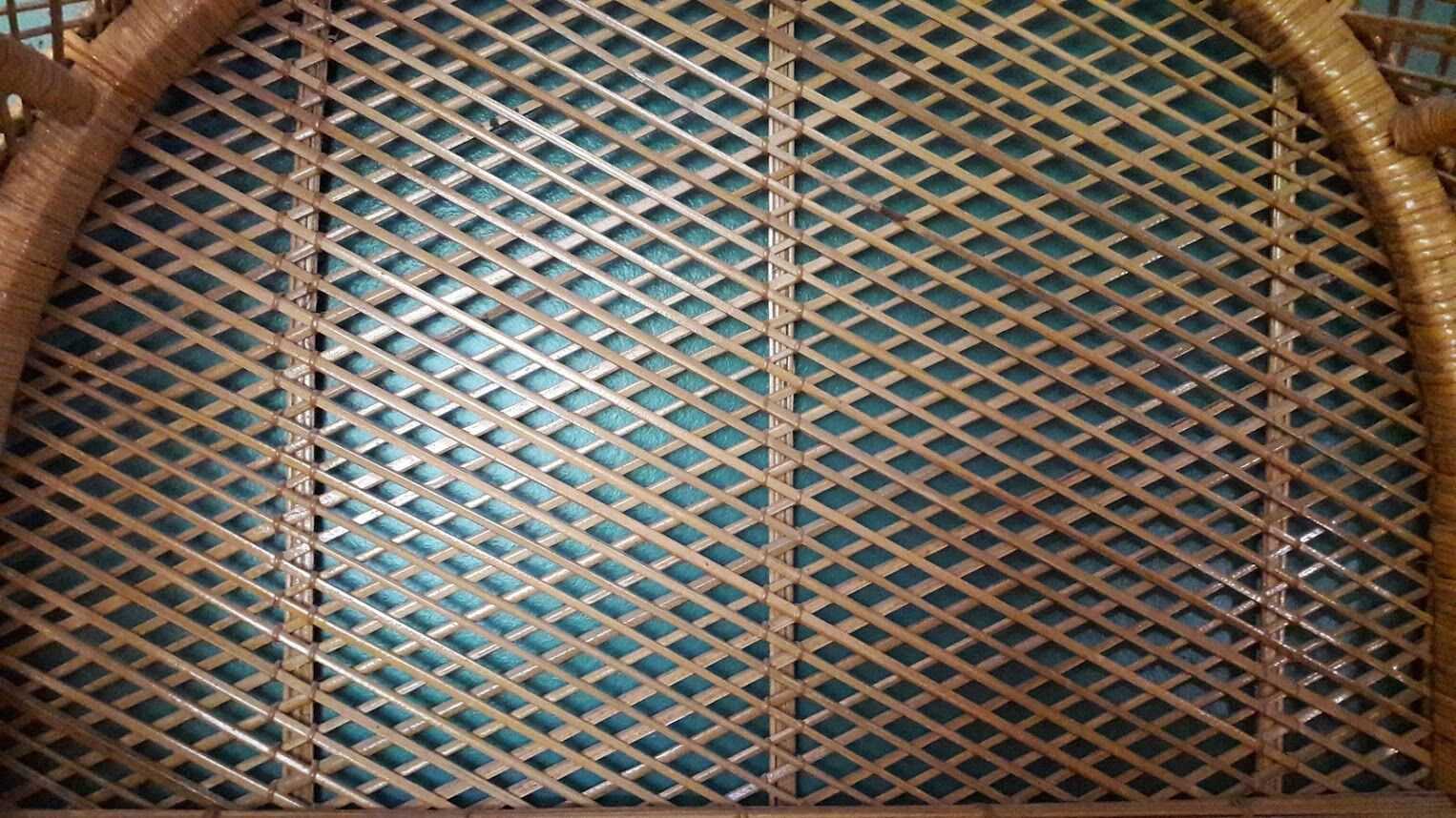 Shelf rattan peacock