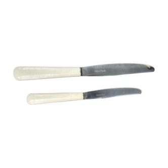 24 white Bakelite knives