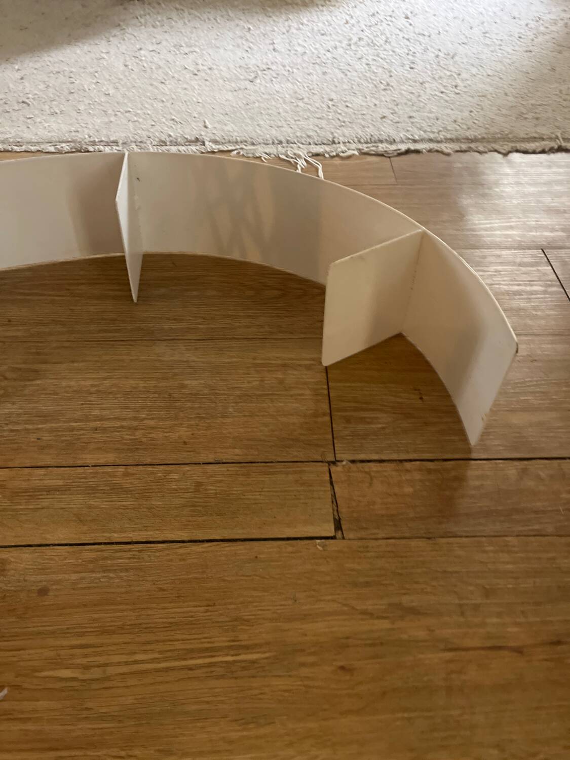 Snail wall shelf in lacquered metal