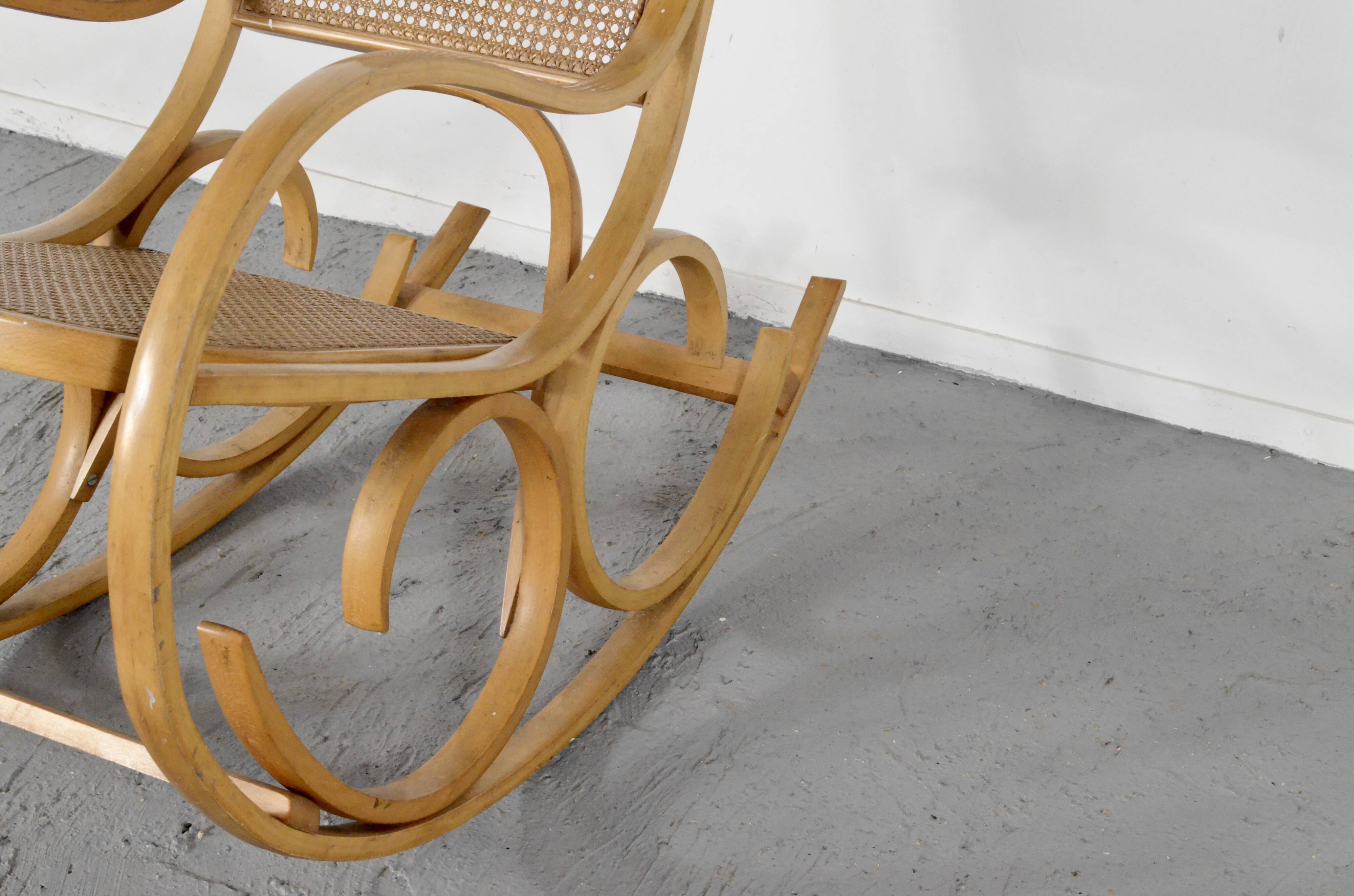 Fauteuil à bascule italien Luigi Crassevig en bois courbé