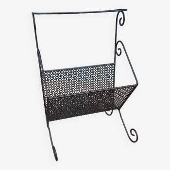 Metal magazine holder with tablet