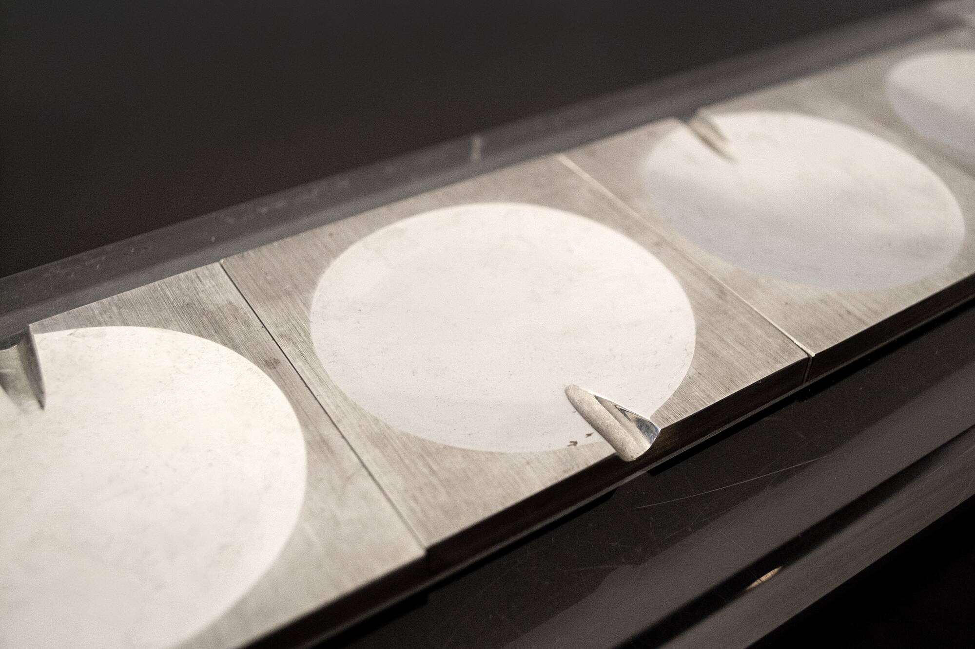 Posacenere e soprammobile in plexiglas e acciaio di Newsilverfox anni '70