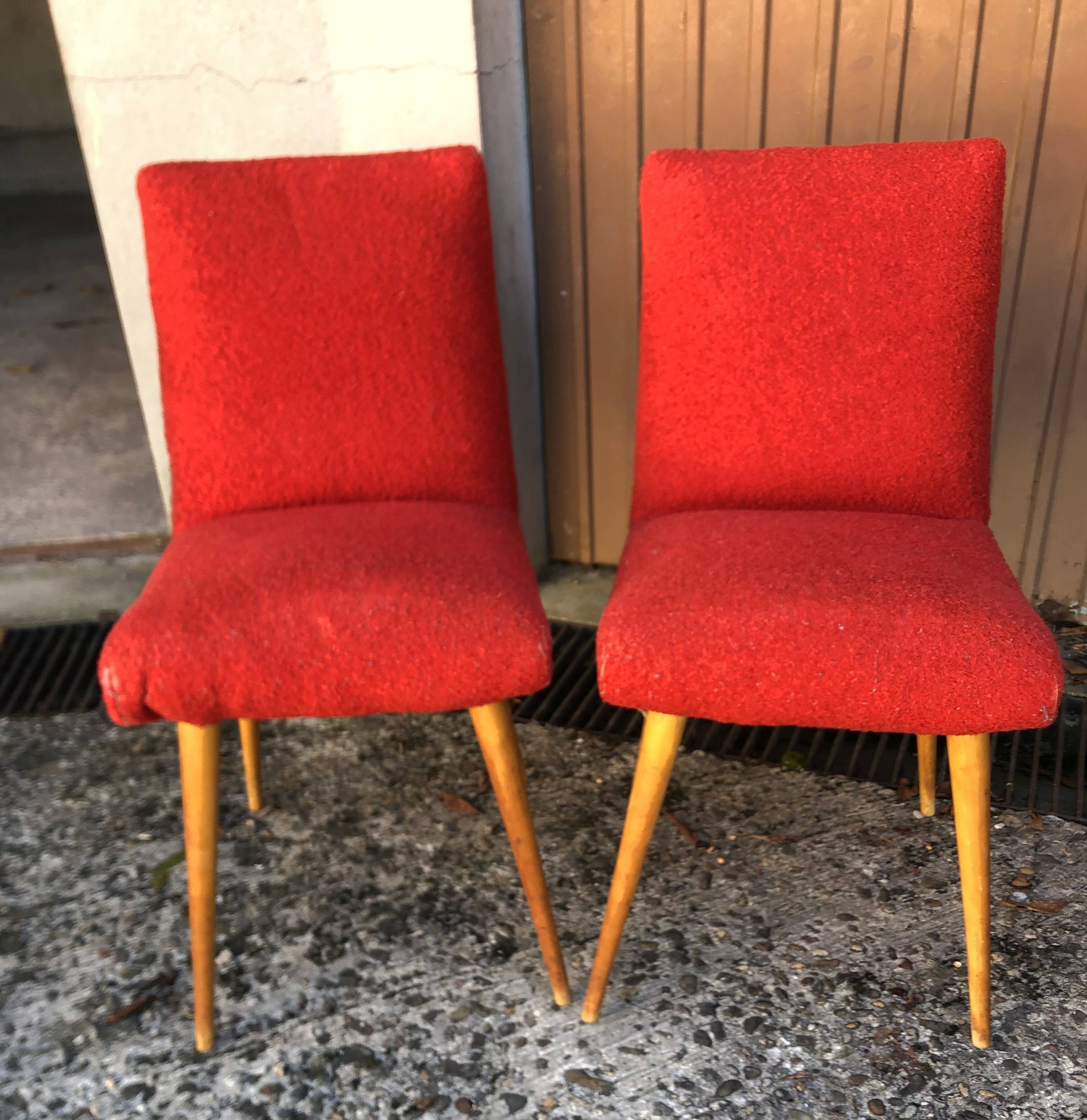 Chaises moumoute rouge vintage années 60
