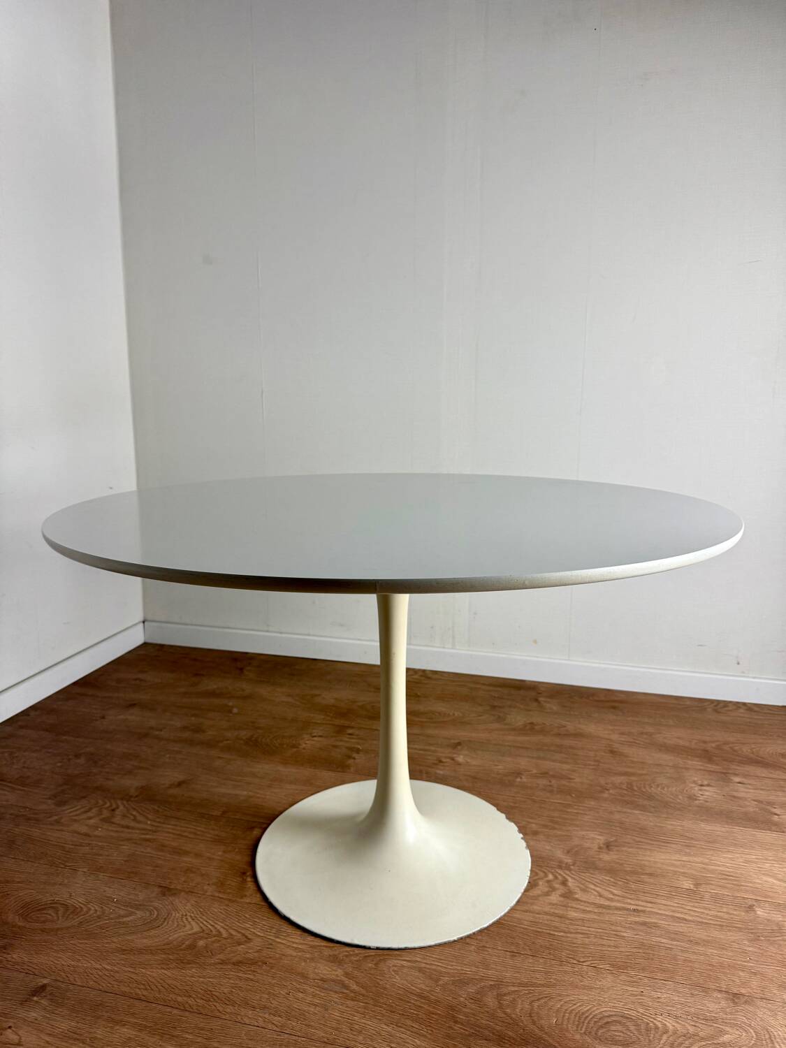 White round tulip-legged table attributed to Arkana