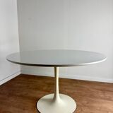Table ronde blanche pied tulipe attribuée à Arkana