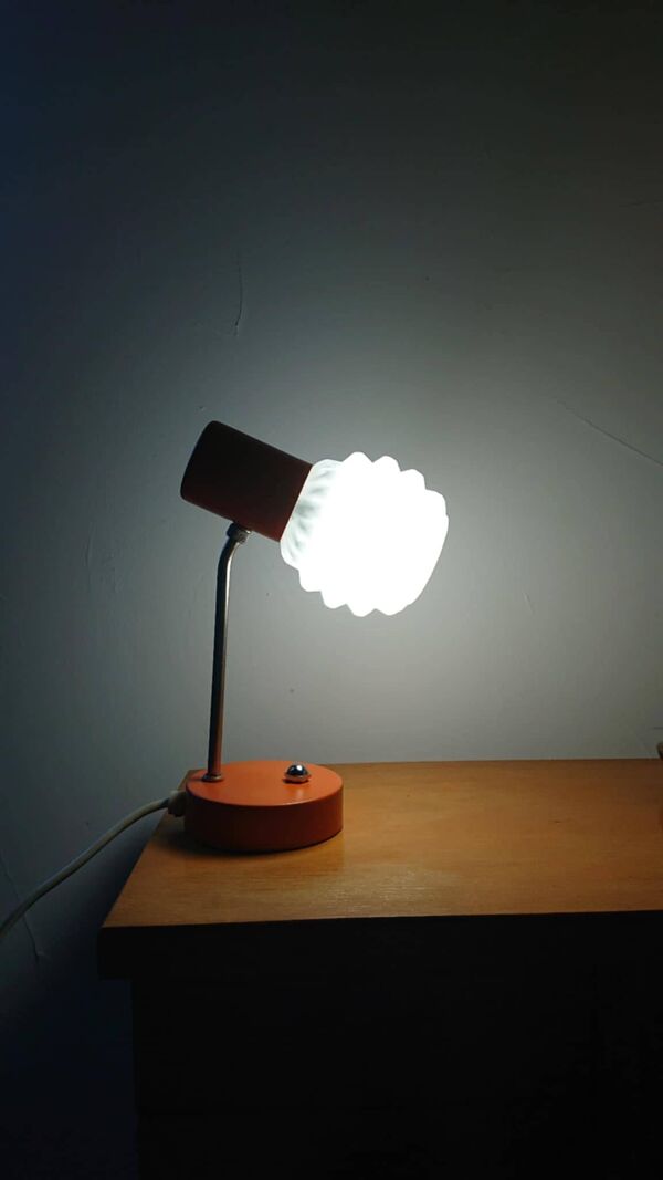 Lampe de bureau vintage en métal orange et verre pressé, Lustry KP, Tchécoslovaquie