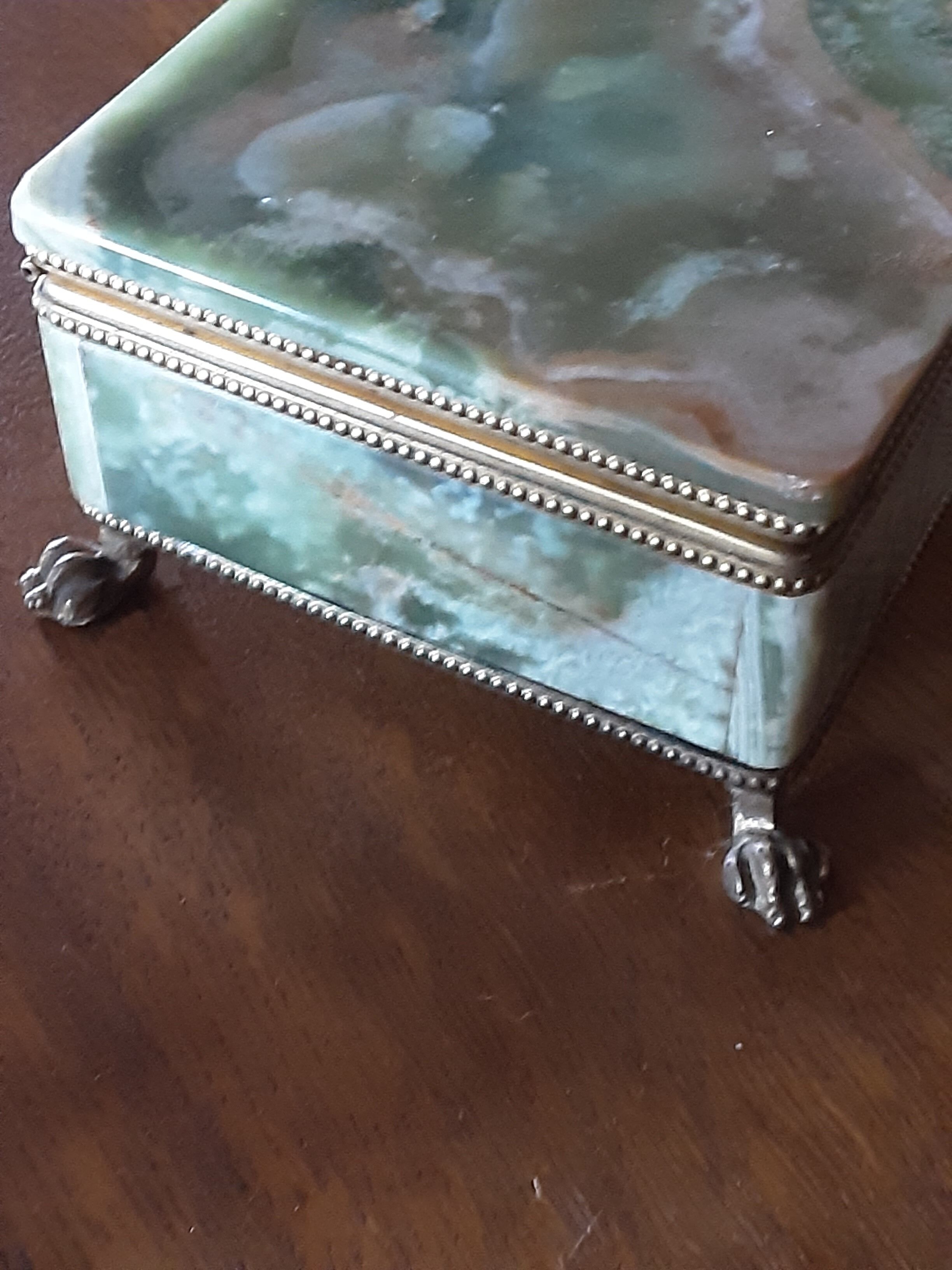Alabaster Jewelry Box of superb alliance of green and ocher hues