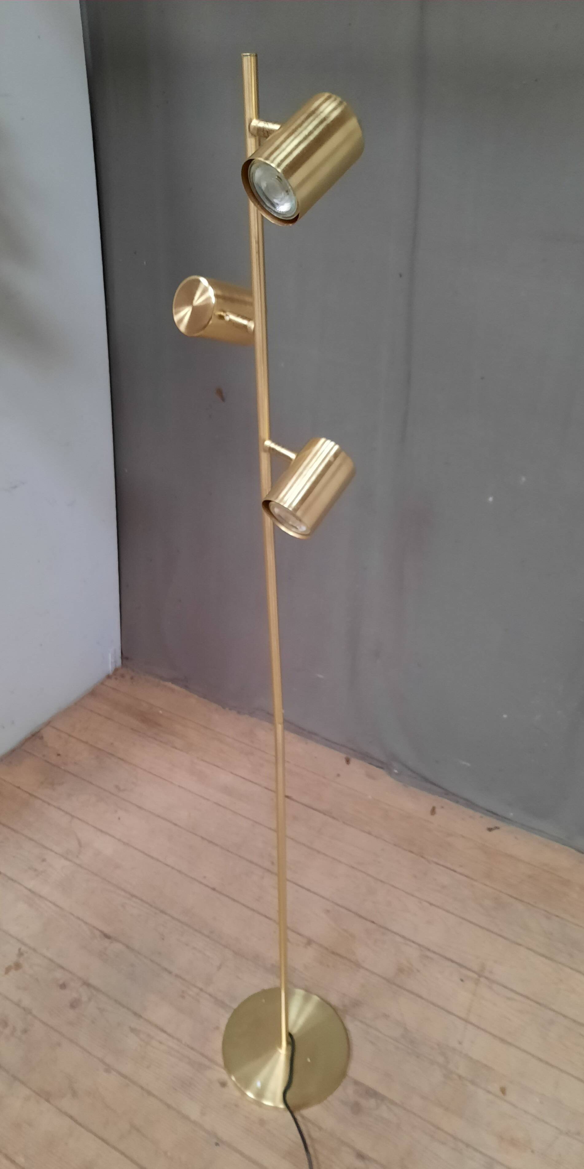 Lampadaire doré à 3 spots