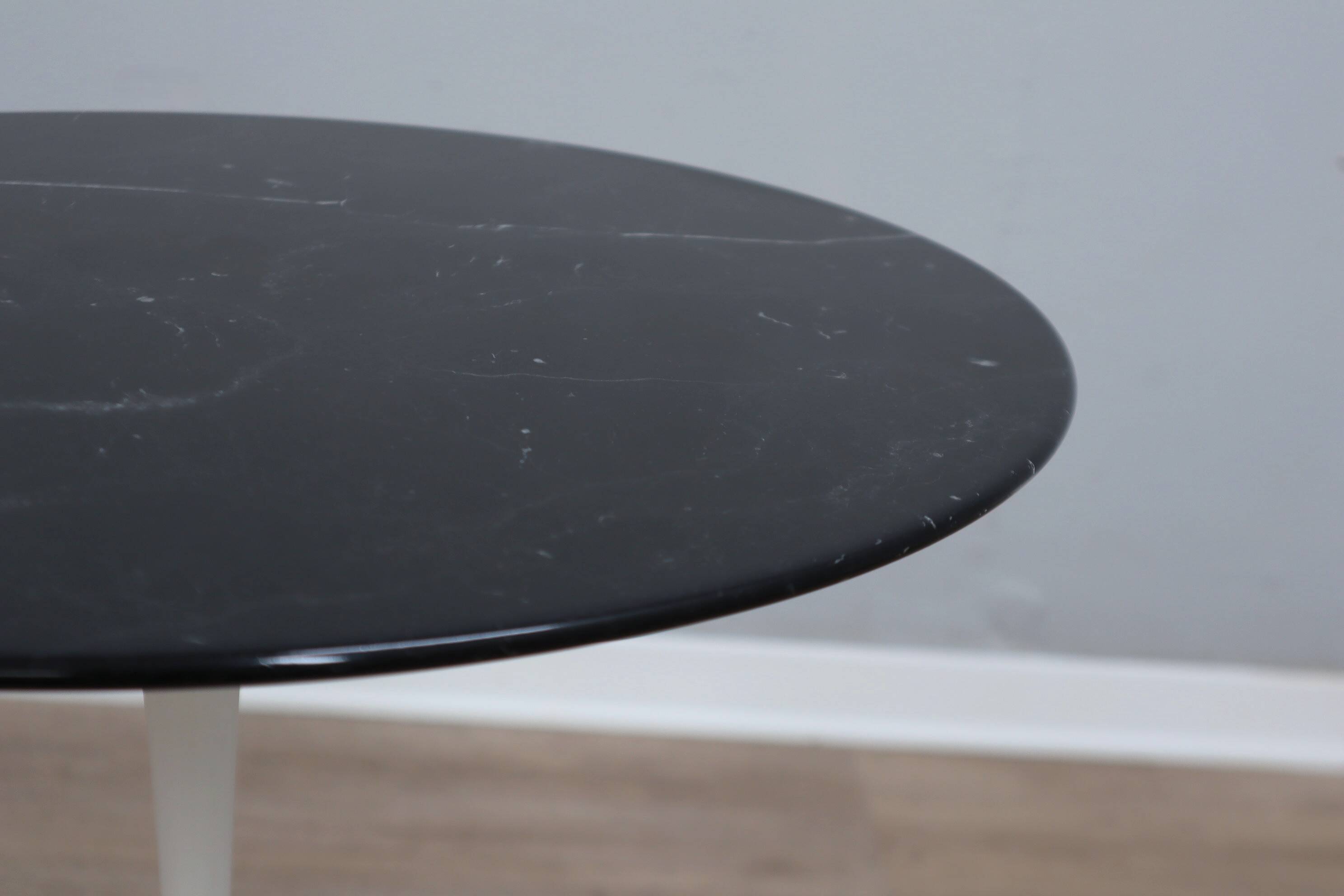 Table basse tulipe Knoll Saarinen années 1980 en marbre noir Marquina