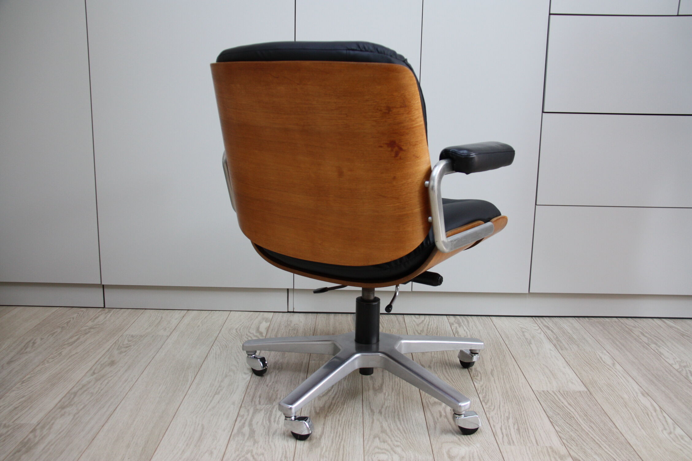 Vintage swivel office armchair in black leather and wood by Giroflex 60s