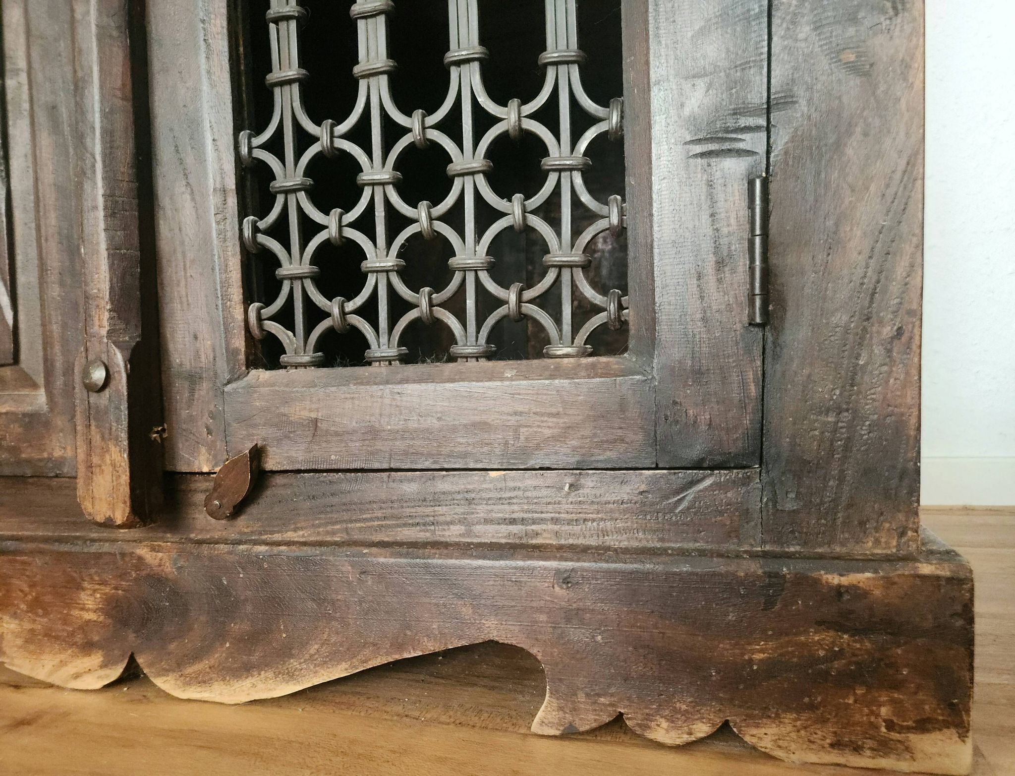 Massiv antik kolonial Schrank geschnitzt Holz Türen Gusseisen Gitter, Bali