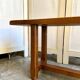 Banc en bois foncé