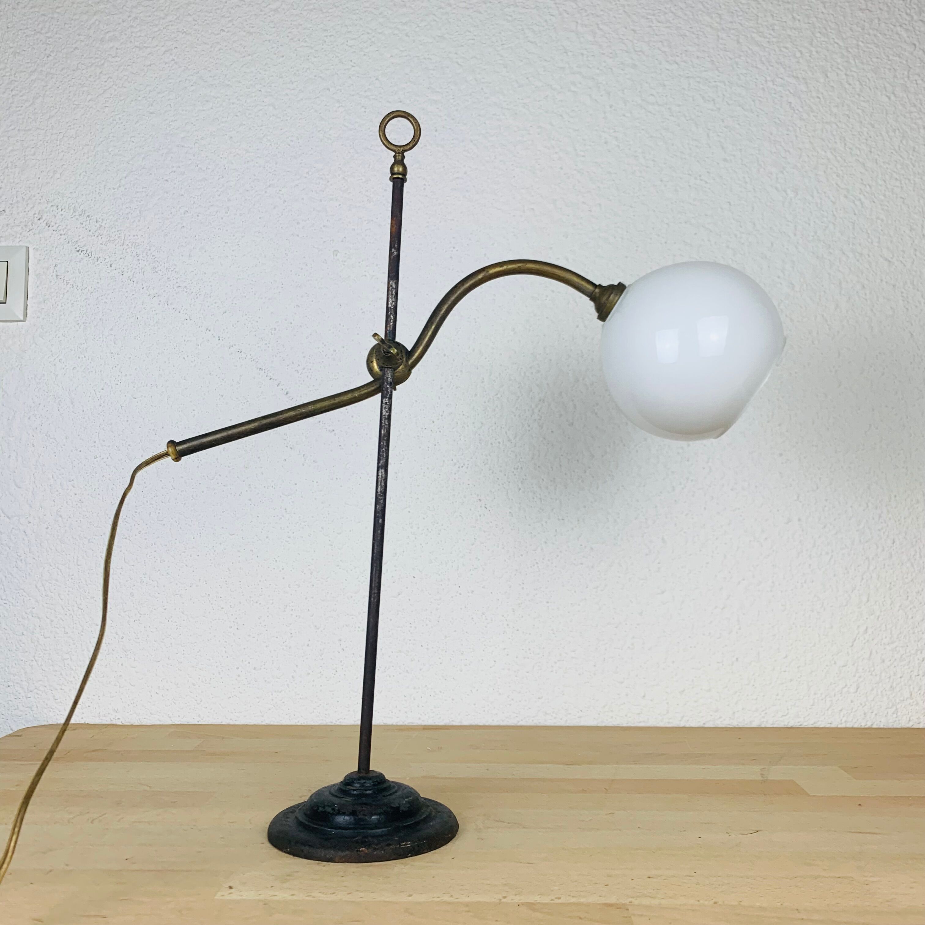 Lampe art déco monte et baisse laiton opaline