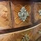 Commode de style Louis XV en marqueterie vers 1920