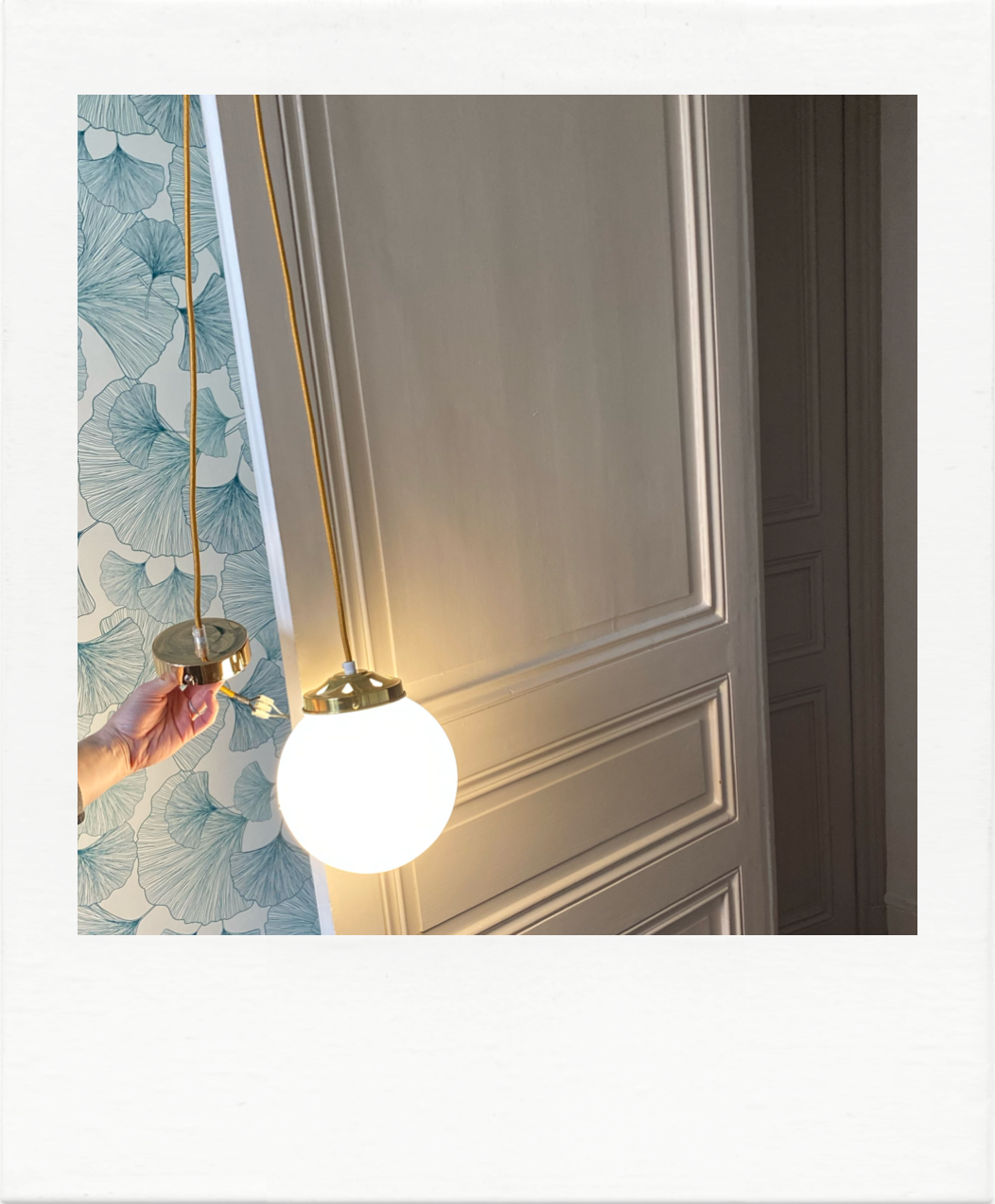 Suspension globe vintage opaline et doré