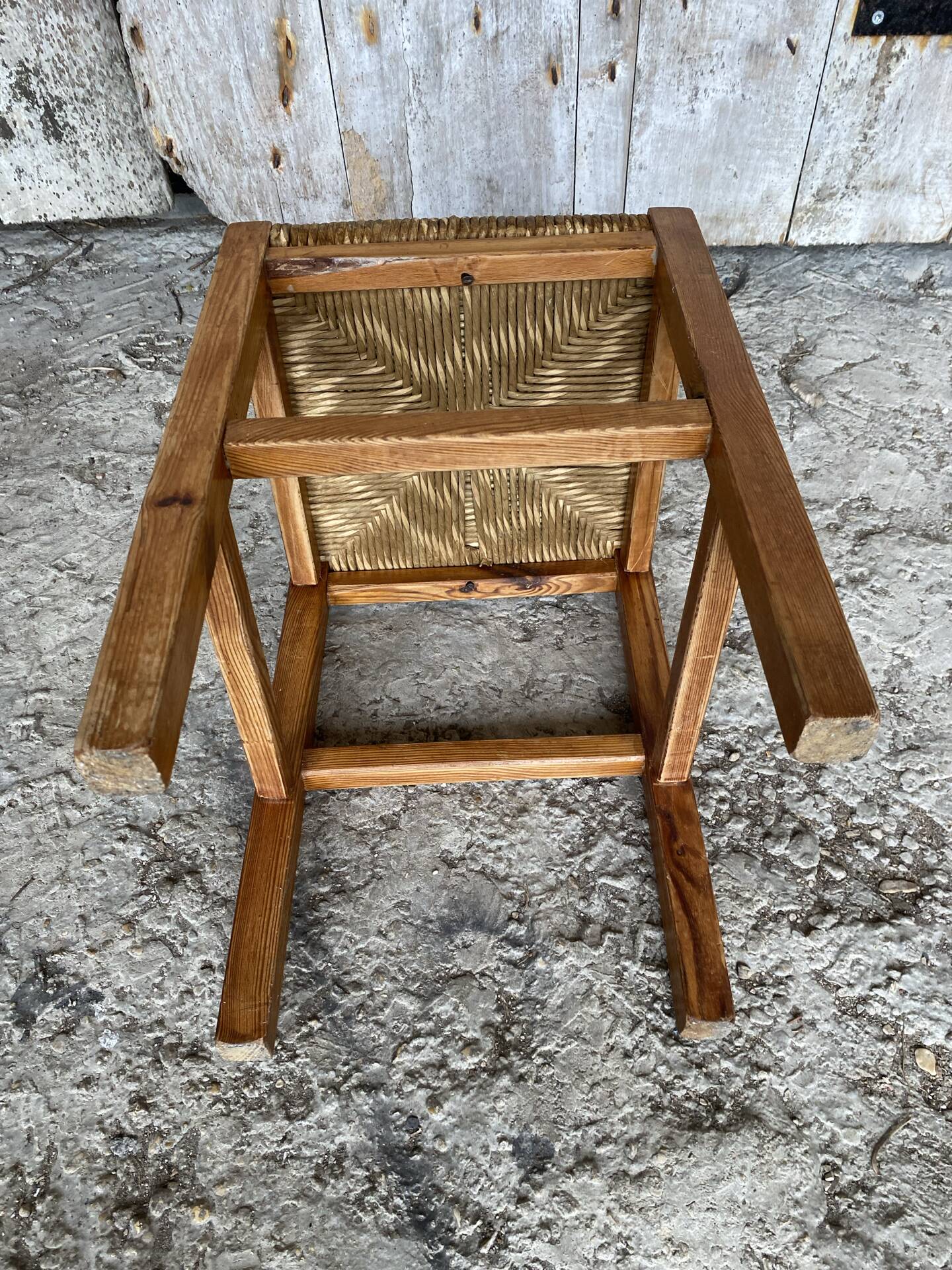 Tabouret ancien en bois sculpté et paille