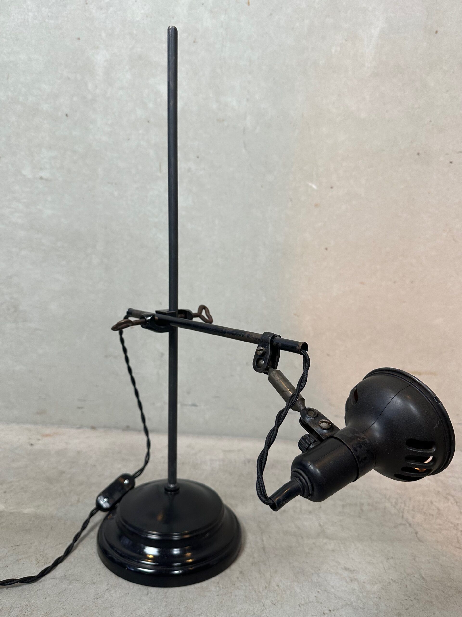 Industrial bakelite table lamp – Singer