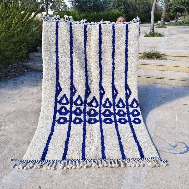 Handmade Moroccan rug in natural wool 250cm x 150cm