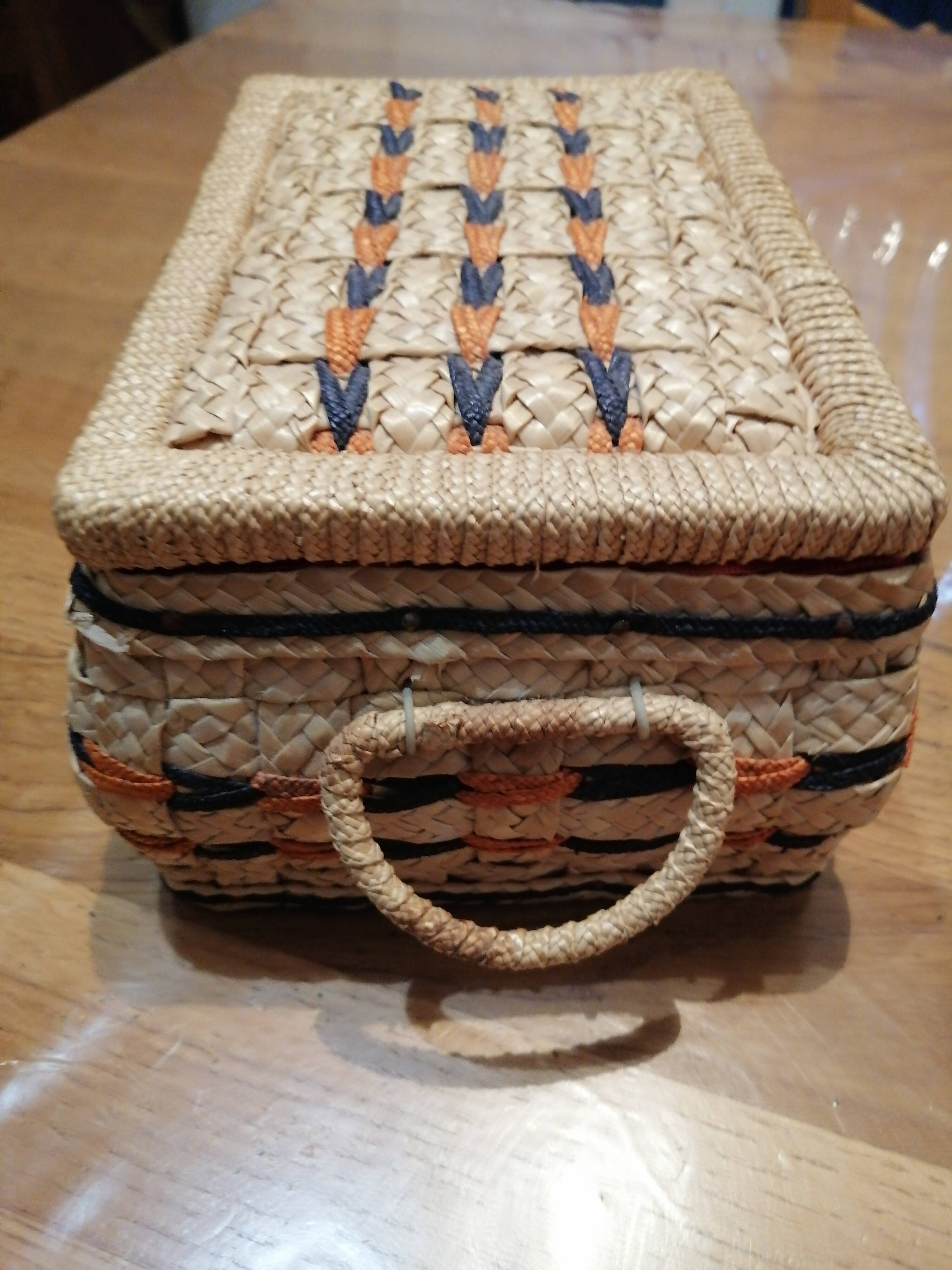 Petite boite a couture en osier vintage