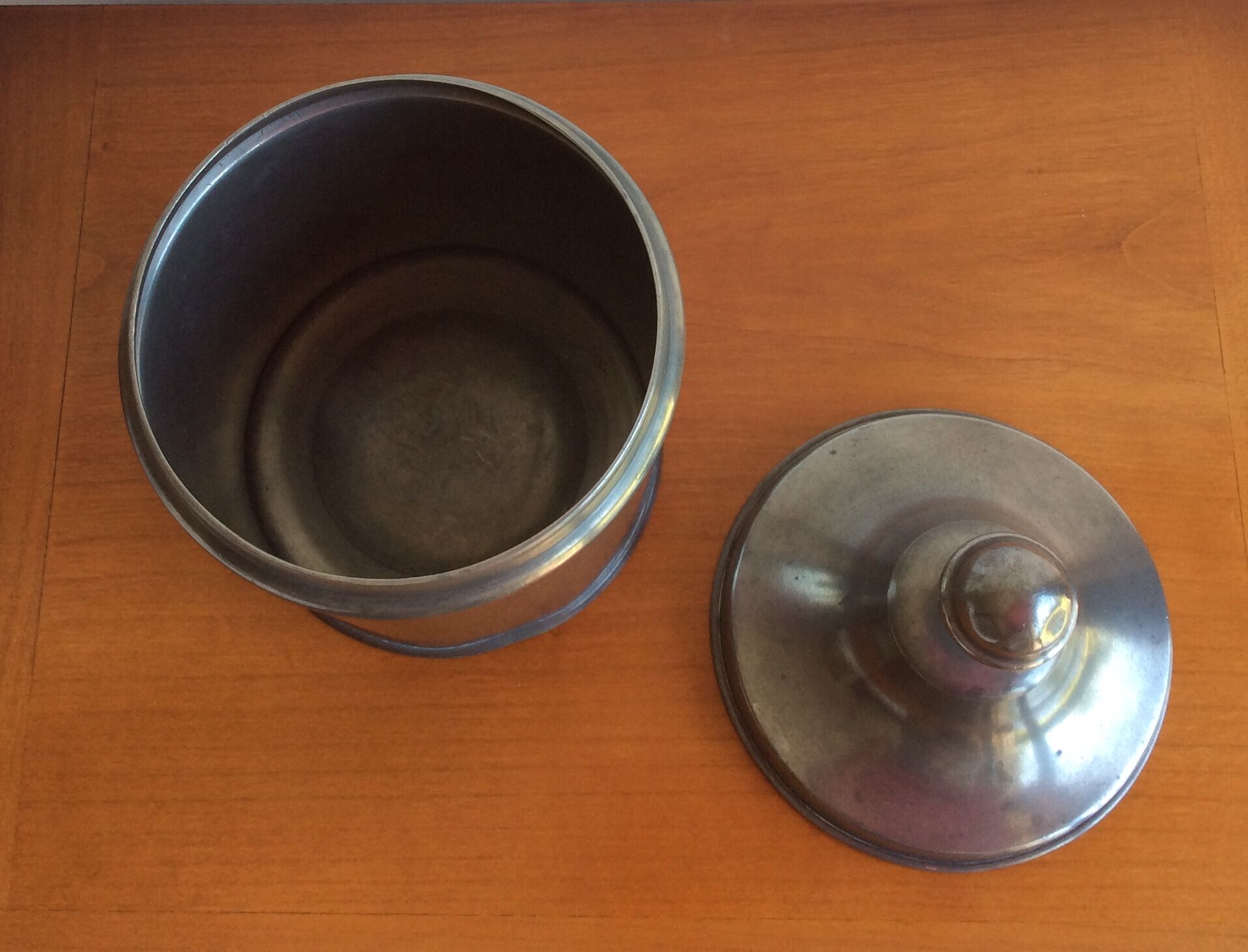Pot with fine tin lid Paris