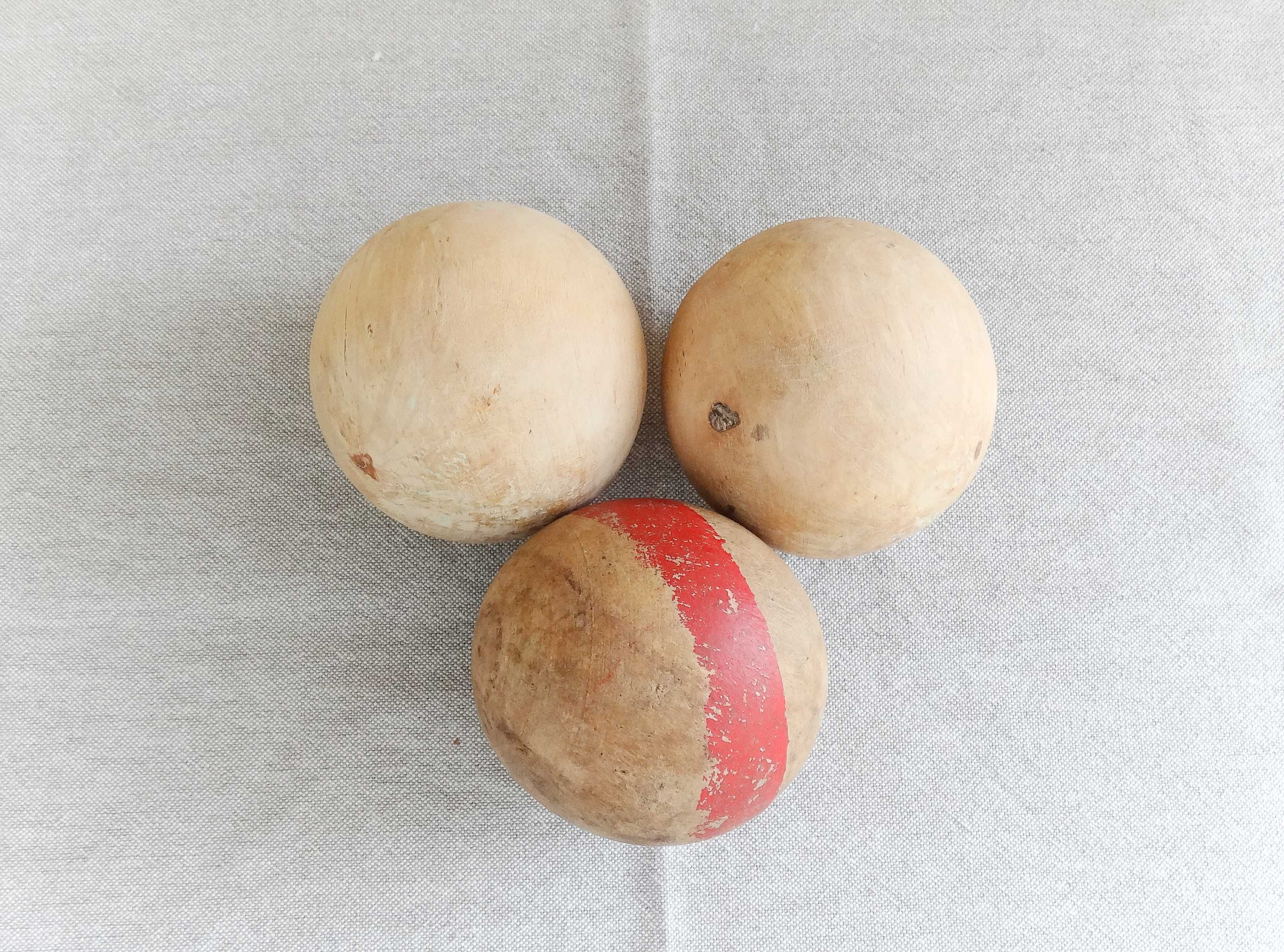 Set of a set of 8 pins, 2 bilboquets and 3 old wooden balls