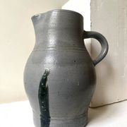 Grand pichet en céramique en grès émaillé gris – artisanat France vers 1970