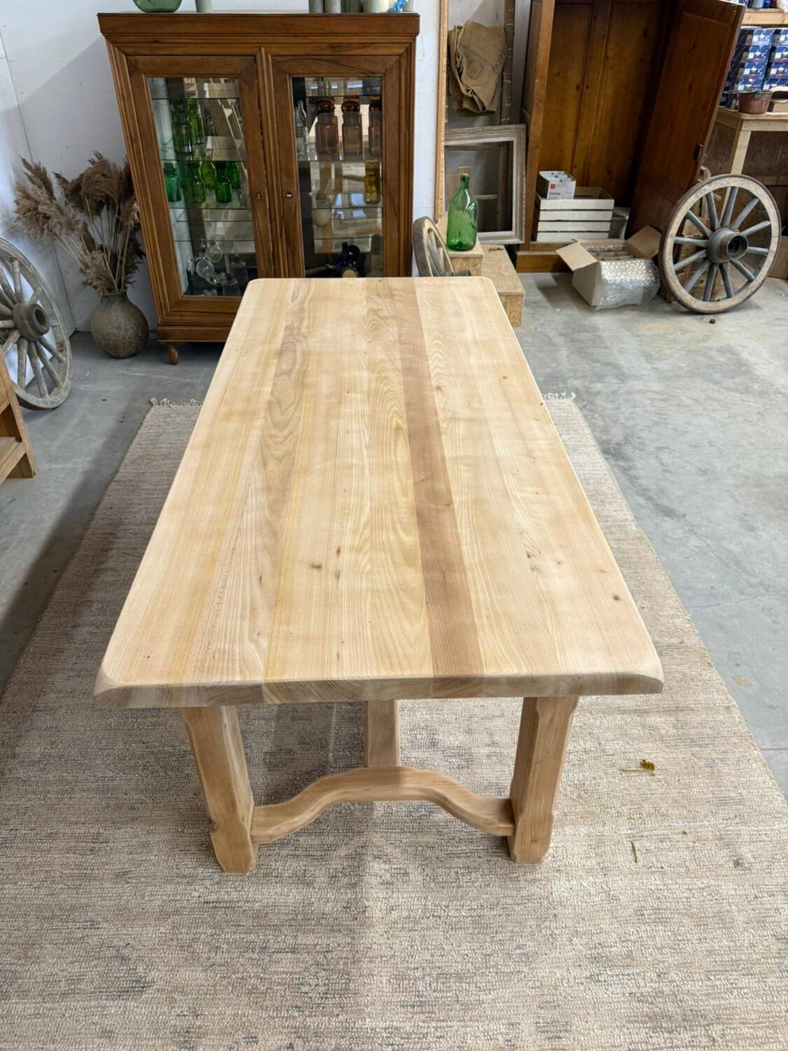 Extendable farmhouse table in solid oak